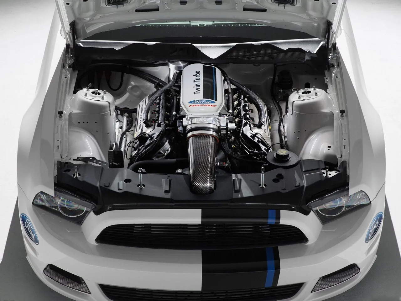 Ford Mustang Cobra Jet Twin-Turbo Concept (2012) – motorový prostor