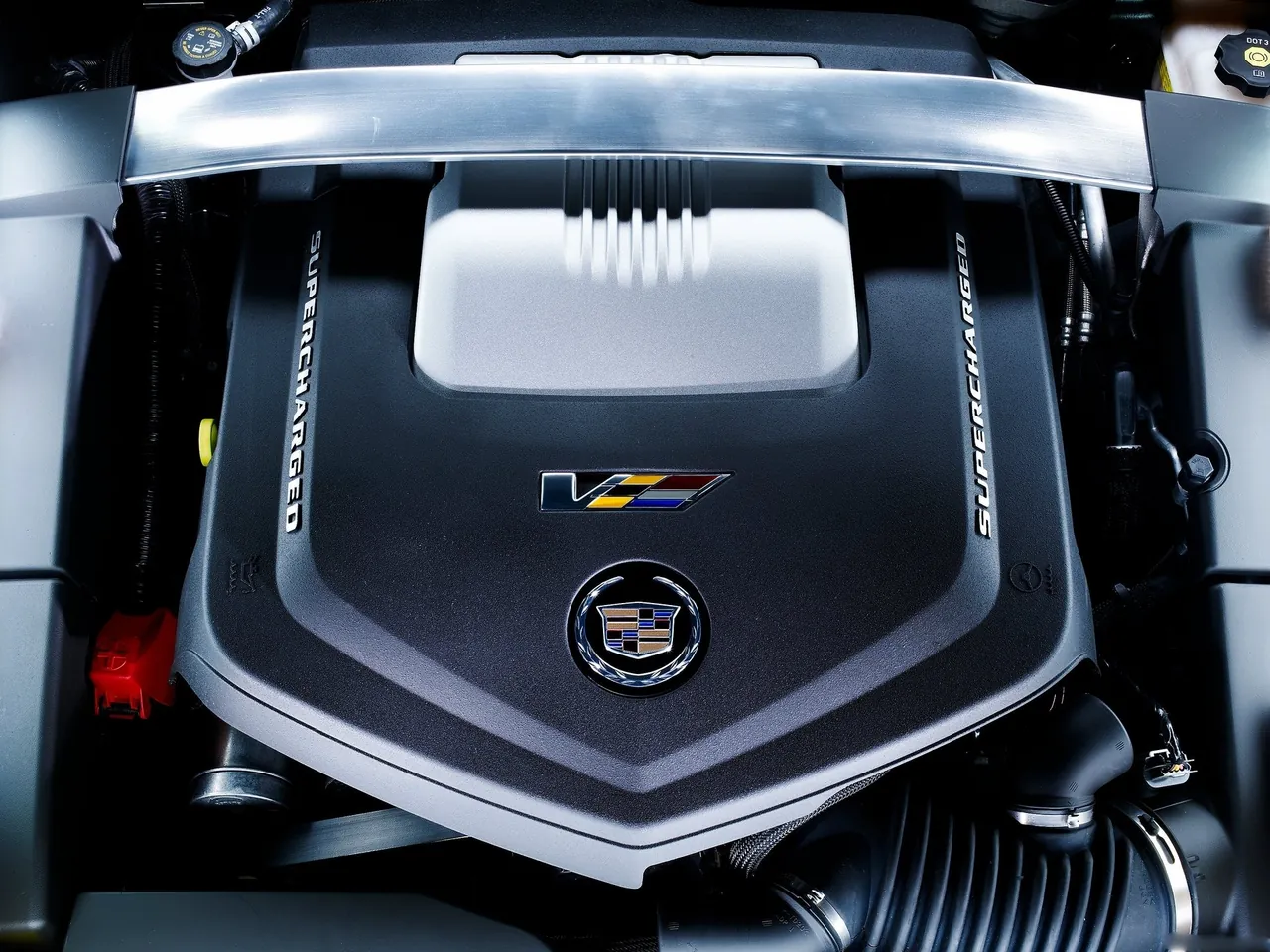Cadillac CTS-V (2009) – motorový prostor