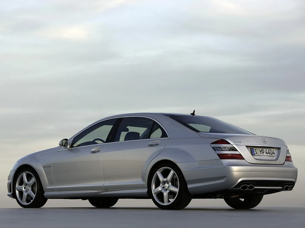 Mercedes-Benz S65 AMG (2007) – zadní tříčtvrteční pohled