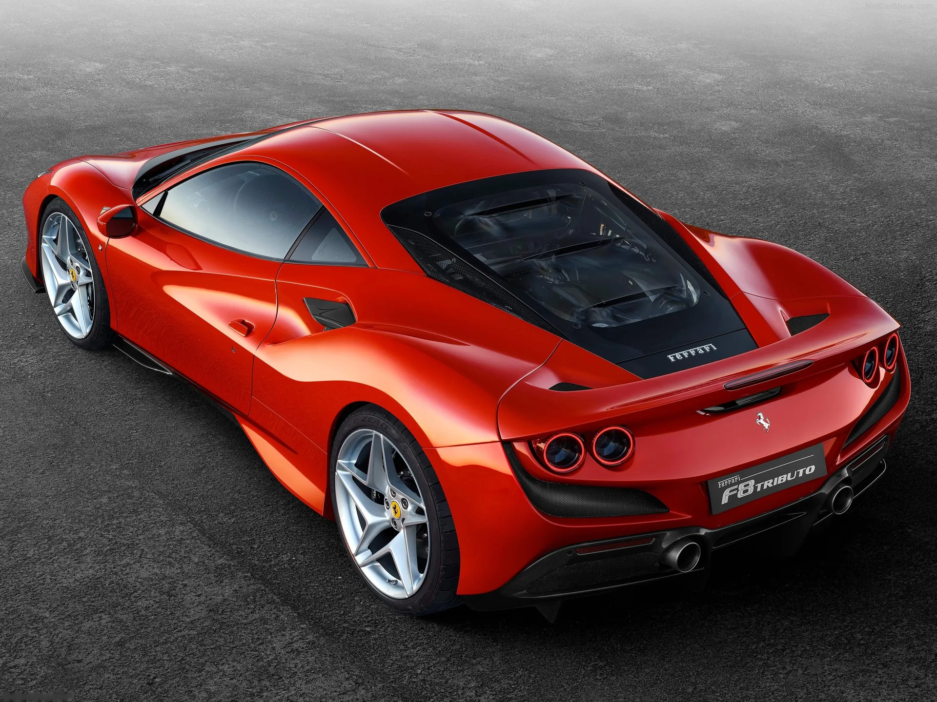 Ferrari F8 Tributo (2020) – zadní tříčtvrteční pohled