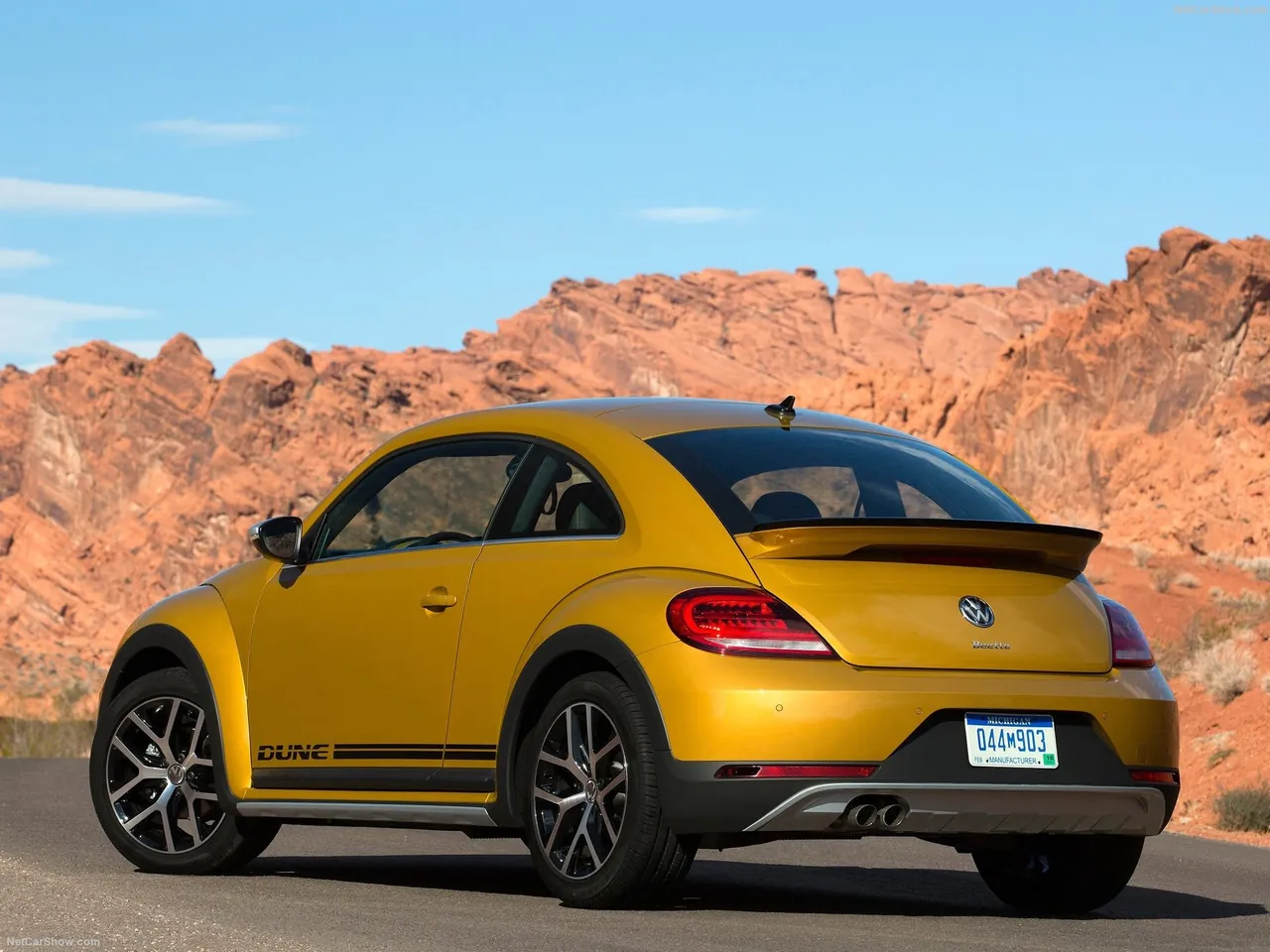Volkswagen Beetle Dune (2016) - Rear Three-Quarter