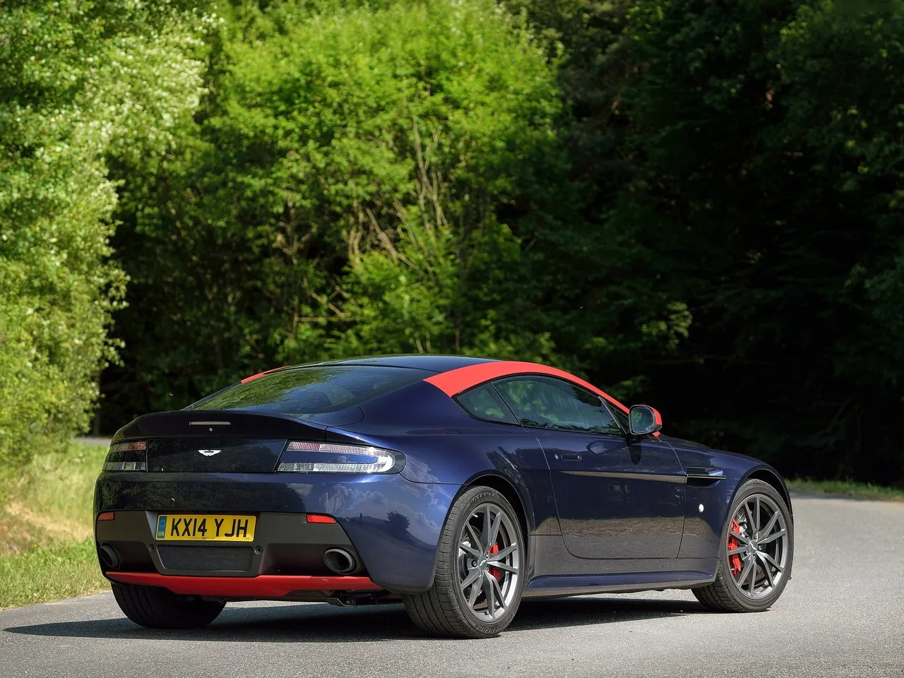 Aston Martin V8 Vantage N430 (2015) – zadní tříčtvrteční pohled