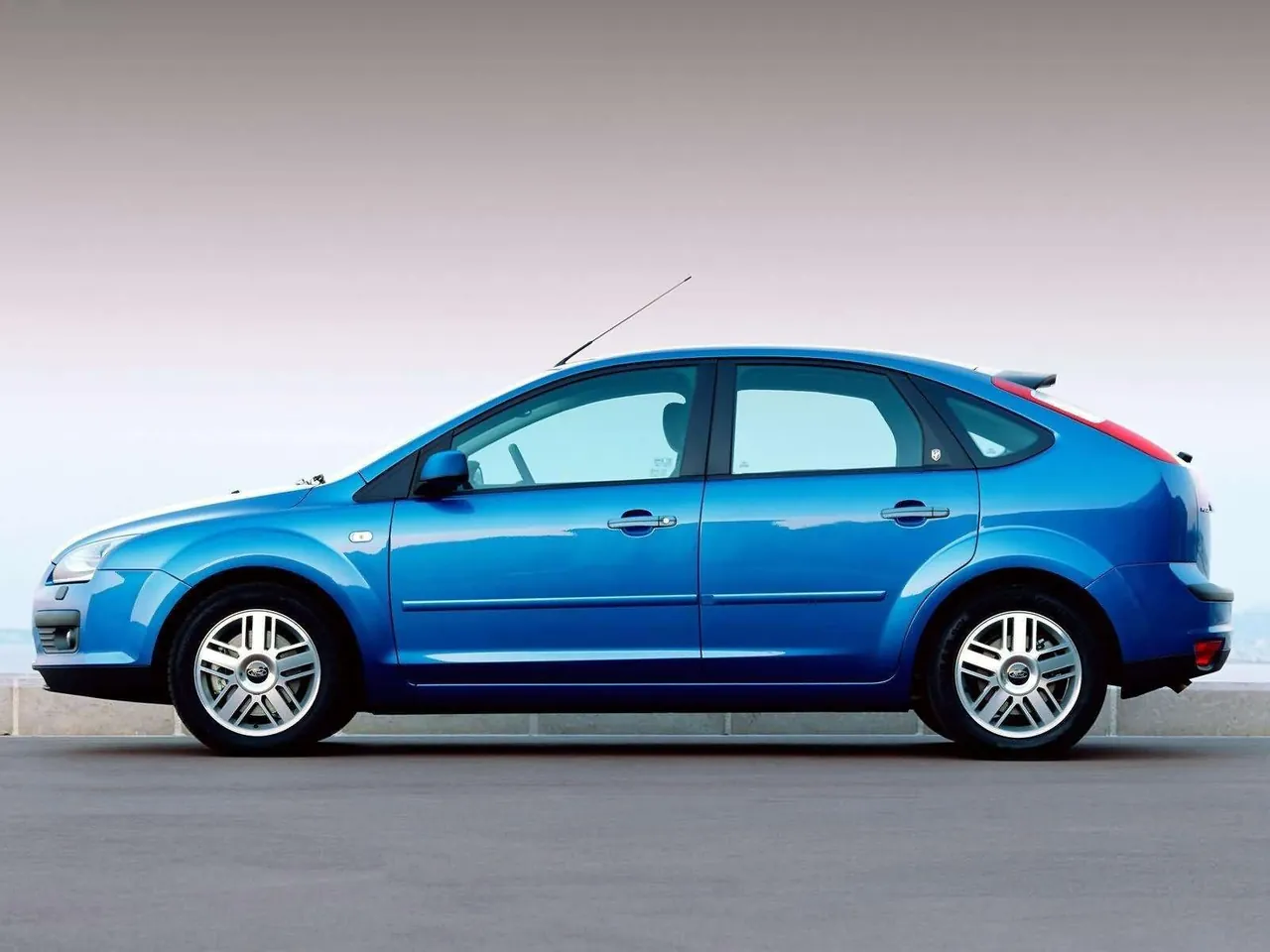 Ford Focus TDCi 5door [EU] (2004) – boční profil