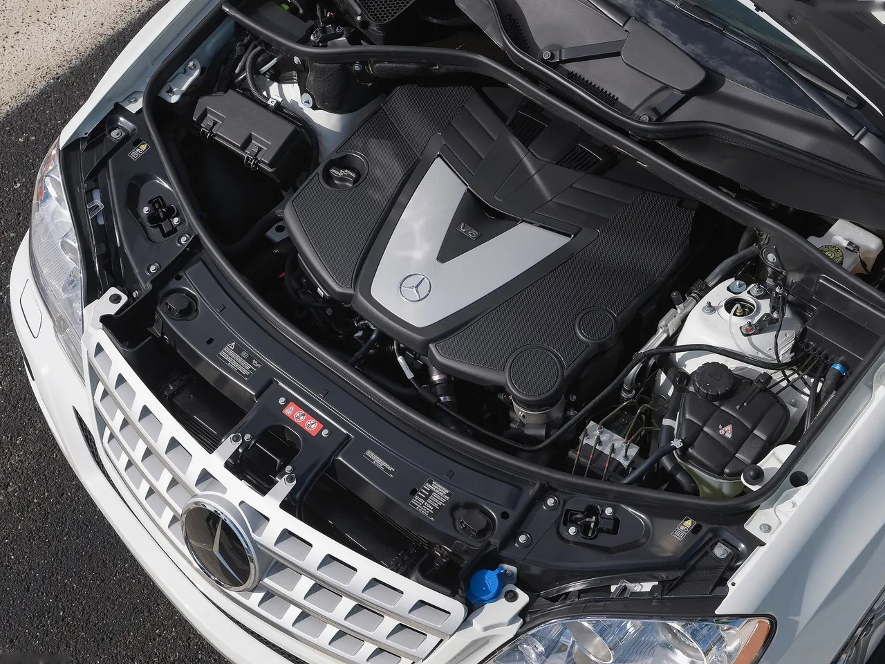 Mercedes-Benz M-Class (2009) - Engine Bay