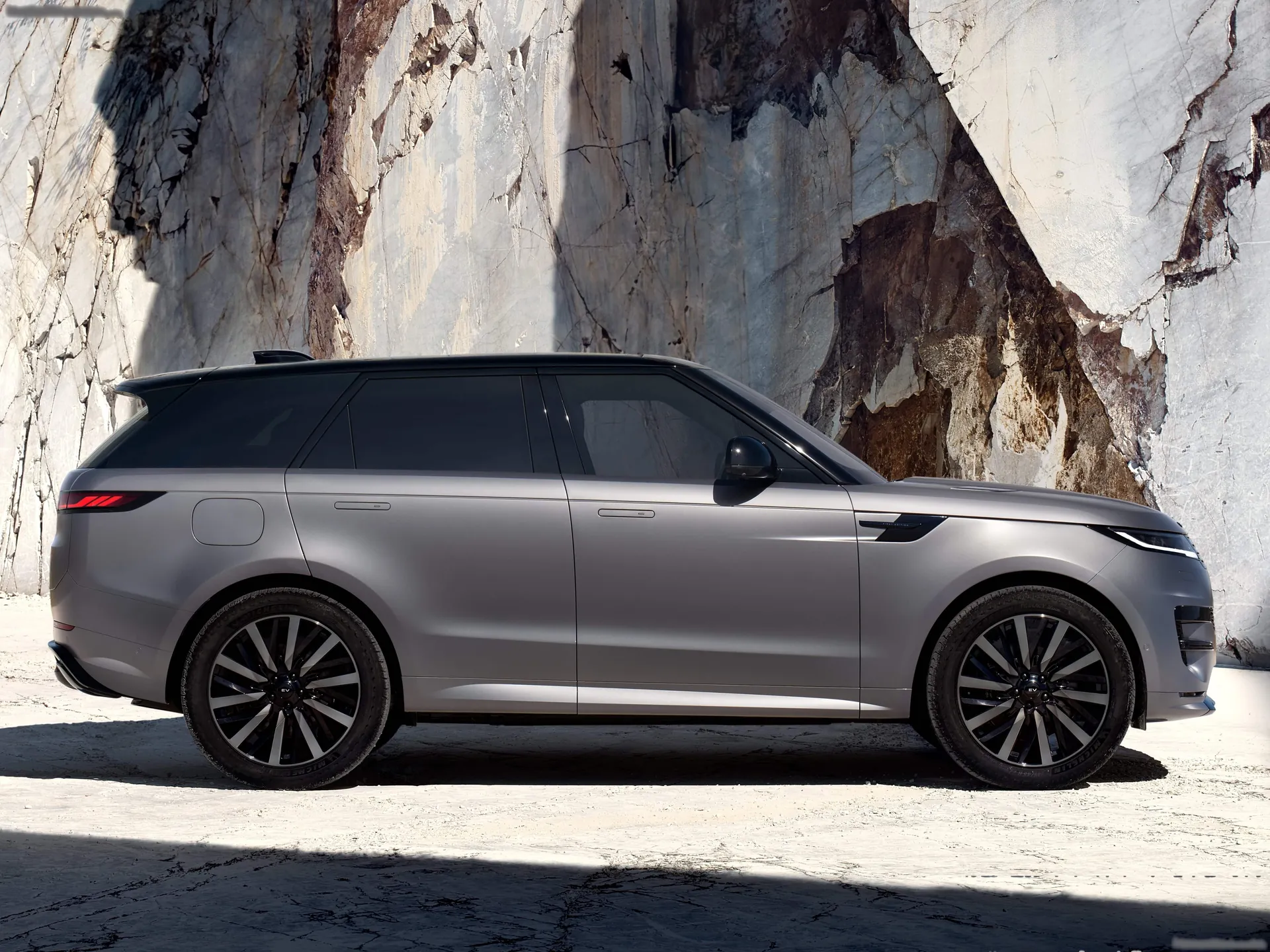 Land Rover Range Rover Sport Electric (2027) – boční profil