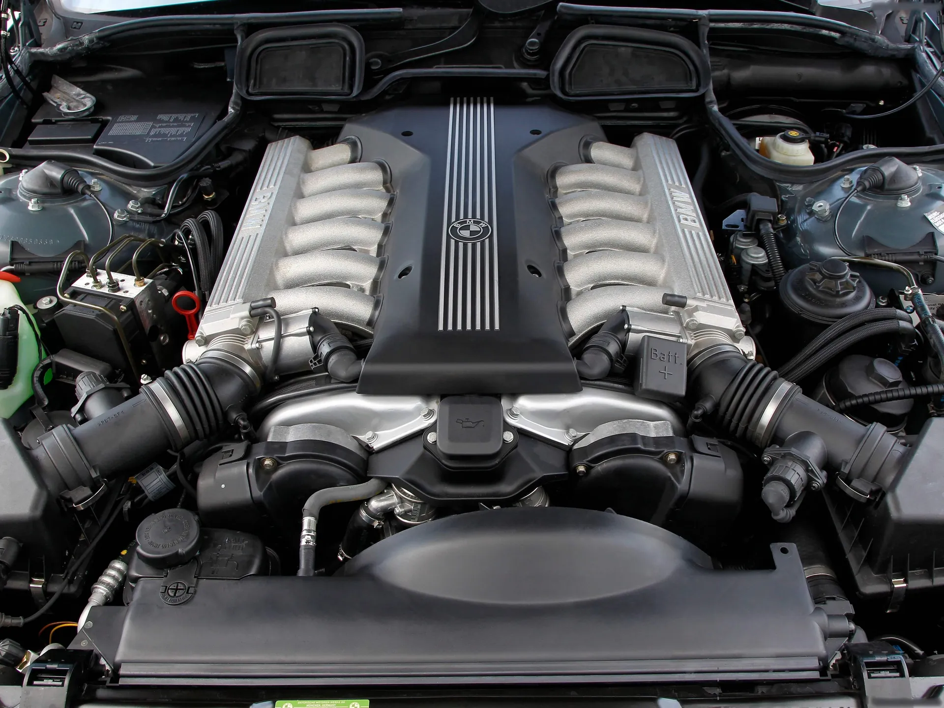 BMW 750iL (1999) – motorový prostor