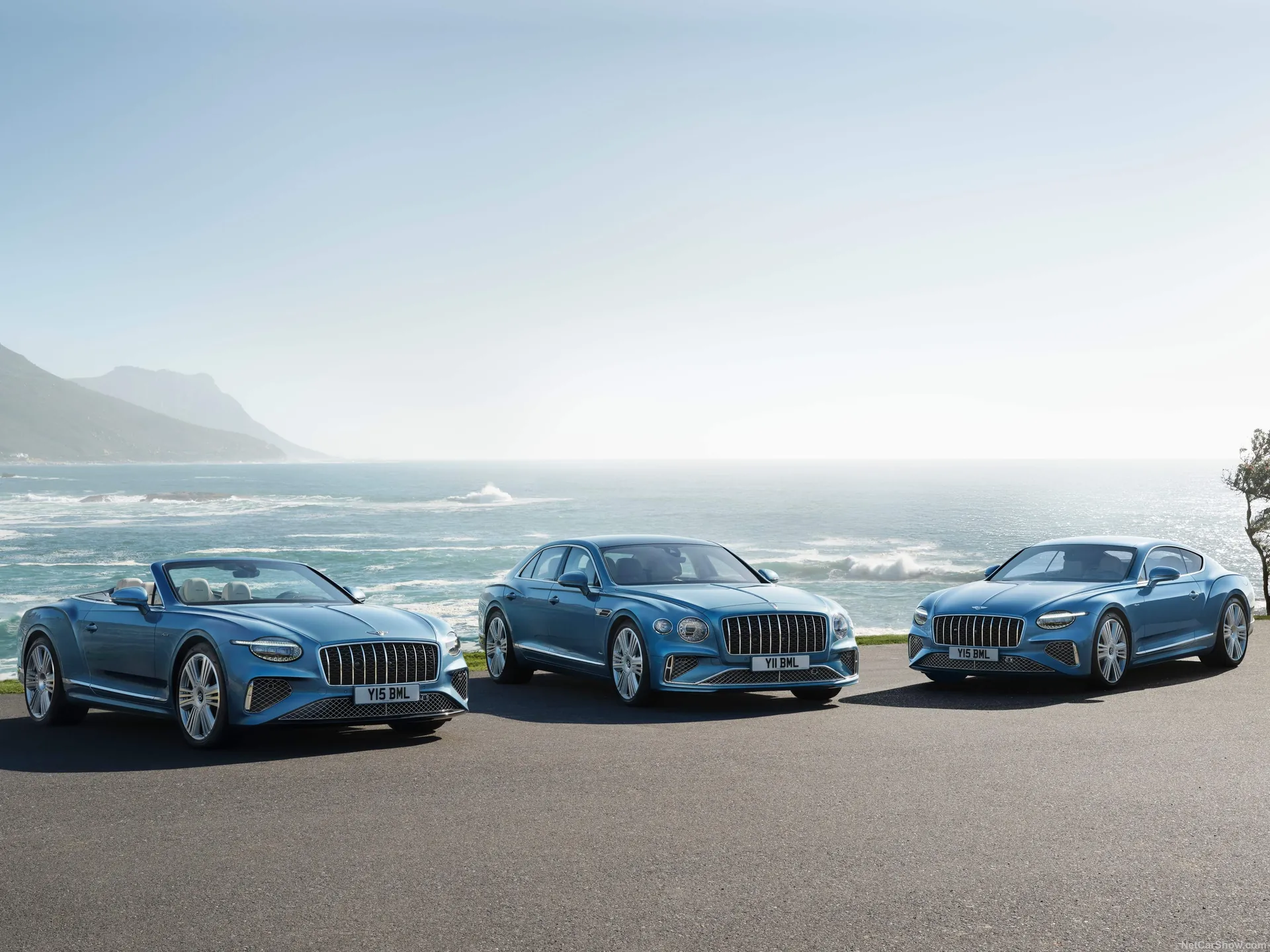 Bentley Flying Spur Azure (2025) – skupinový snímek