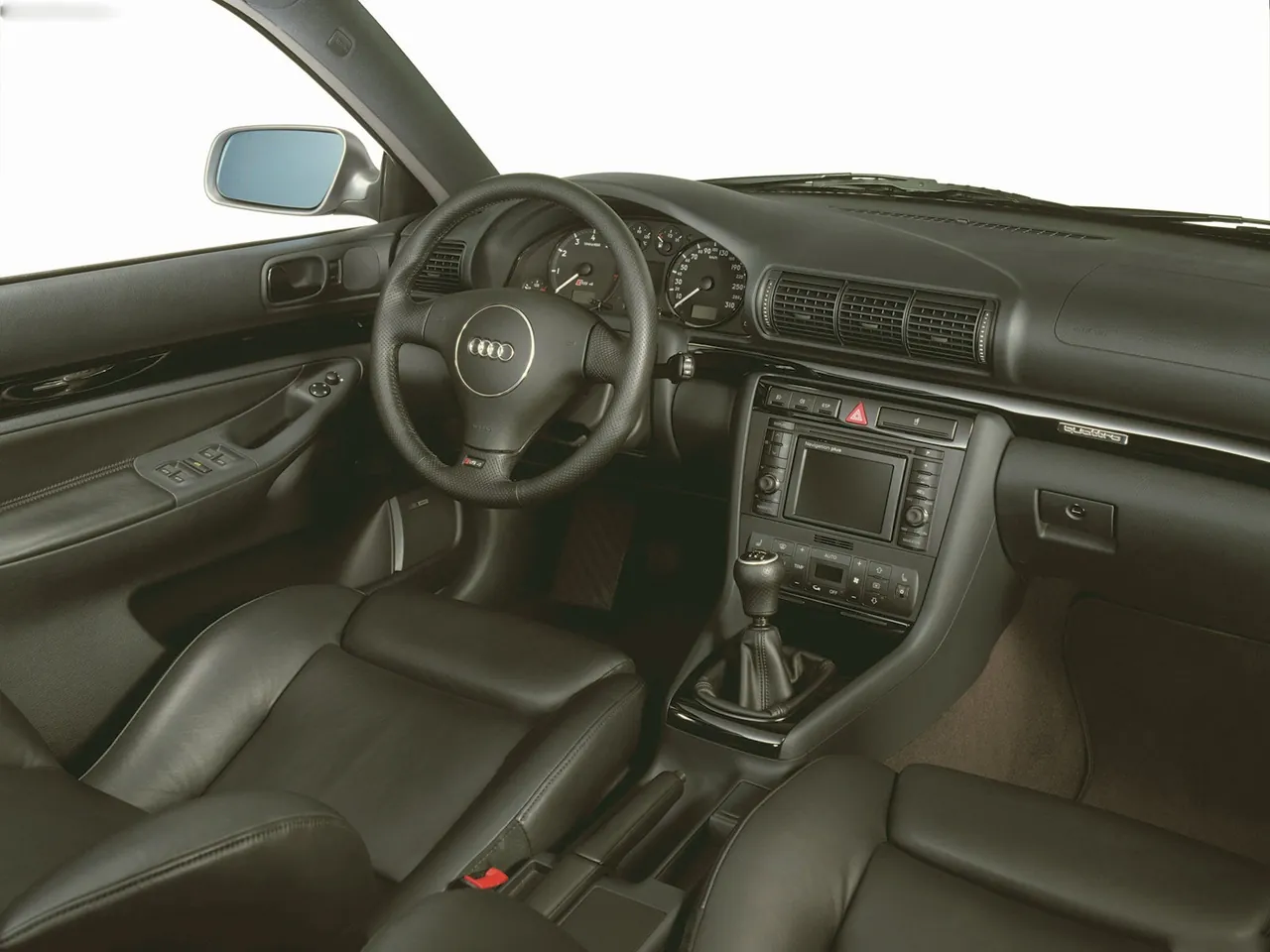Audi RS4 (2000) – interiér