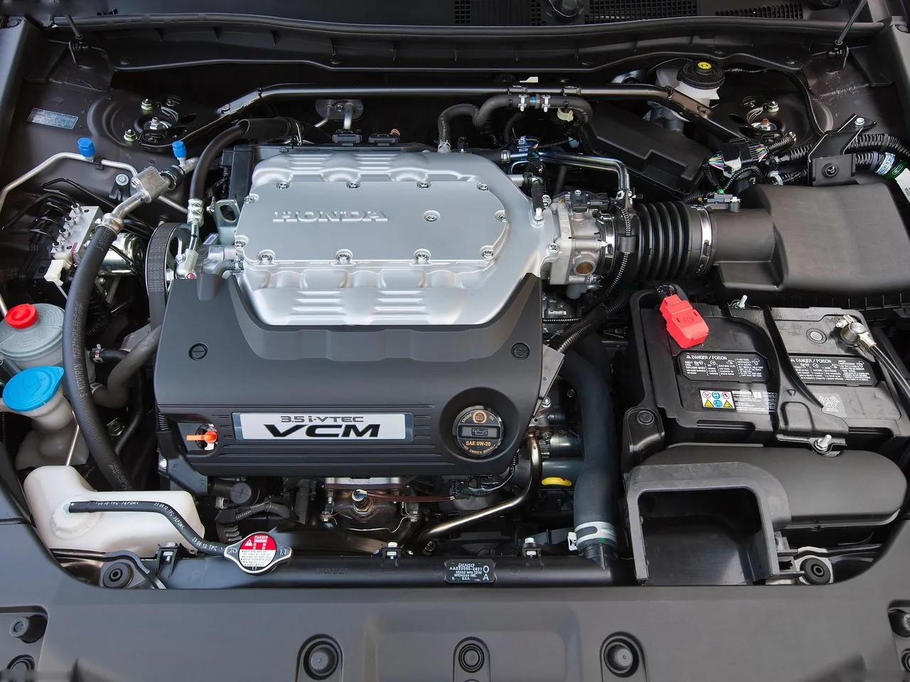 Honda Accord (2011) – motorový prostor