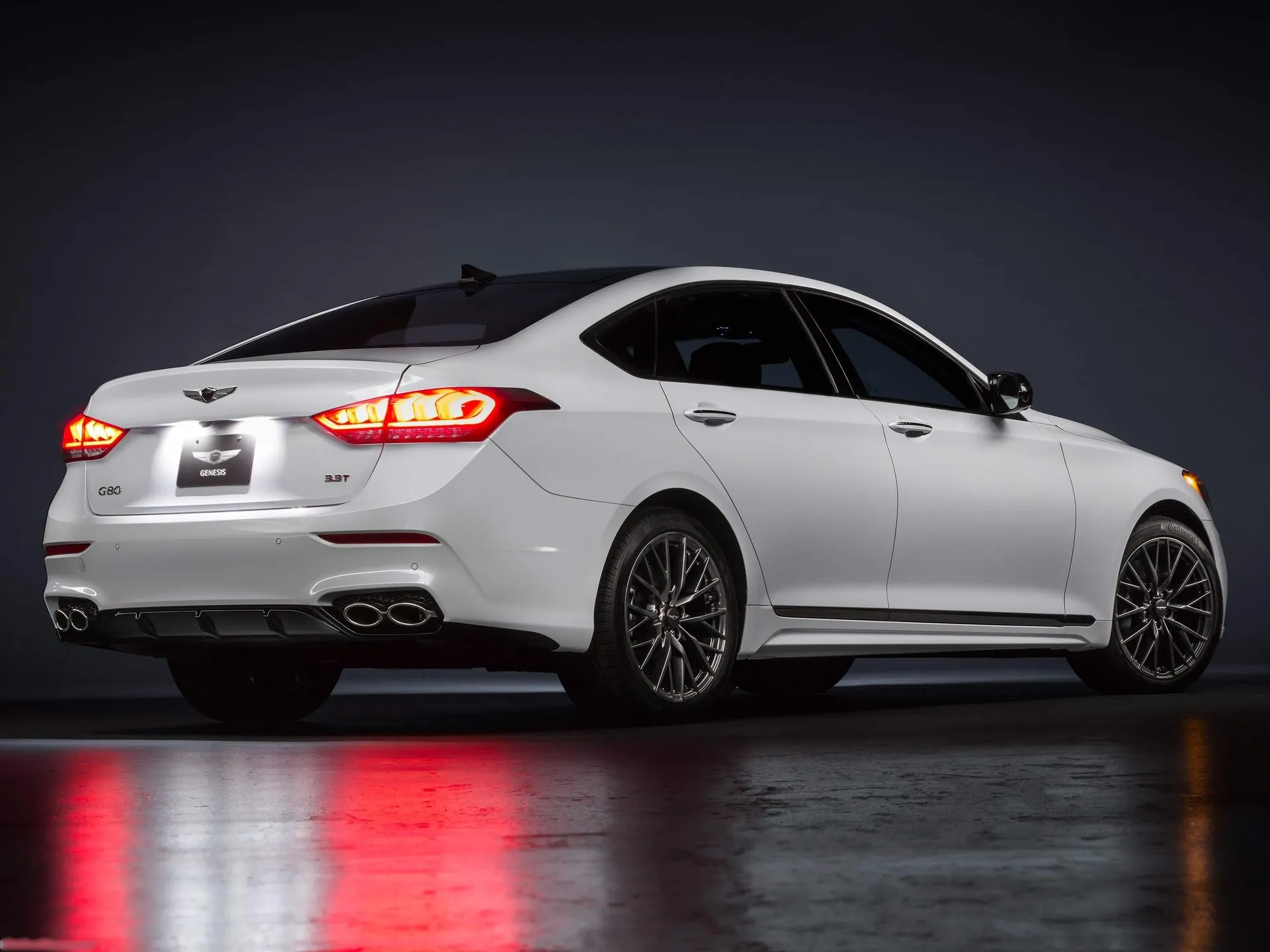 Genesis G80 3.3T Sport (2018) – zadní tříčtvrteční pohled