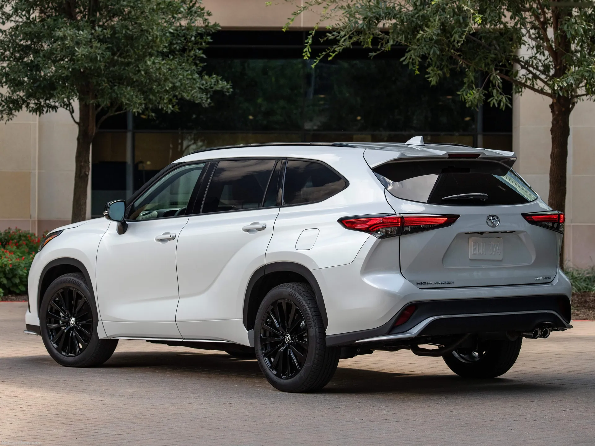 Toyota Highlander XSE (2021) - Rear Three-Quarter