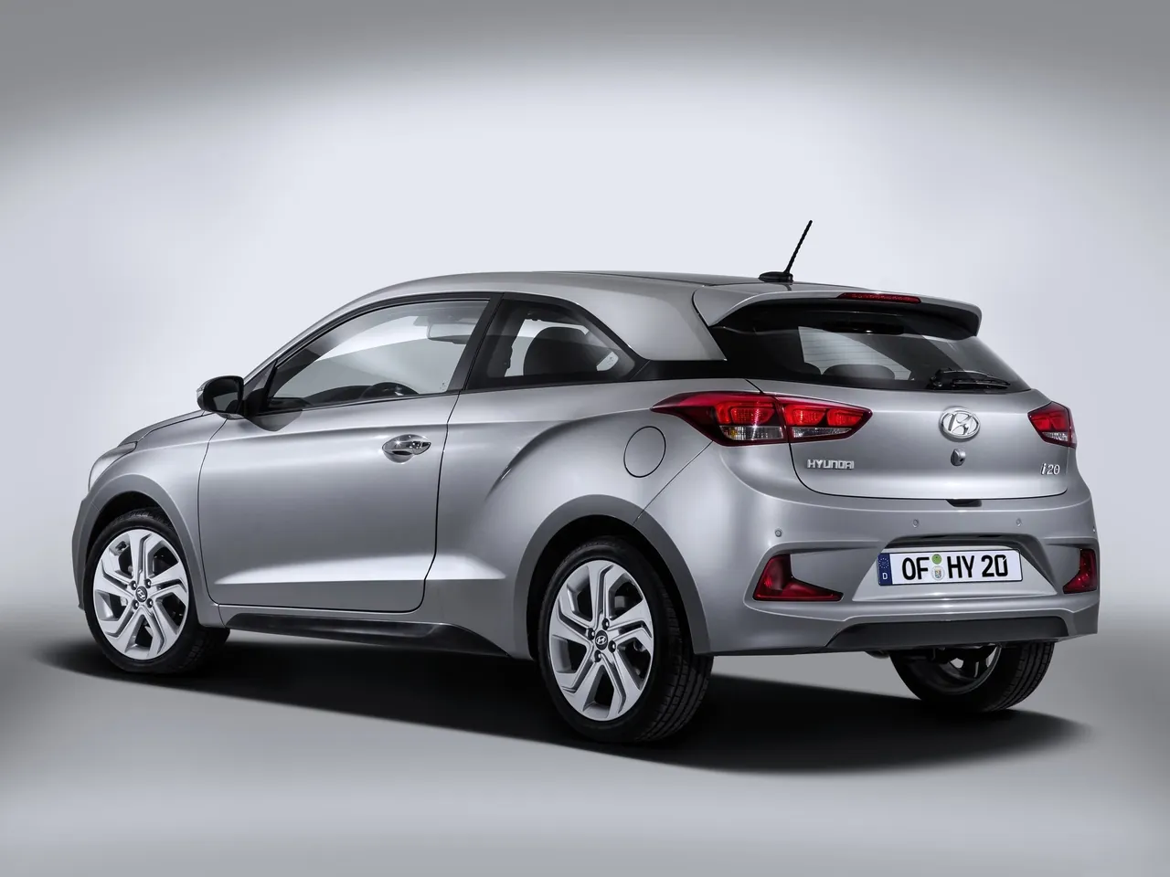 Hyundai i20 Coupe (2015) – zadní tříčtvrteční pohled