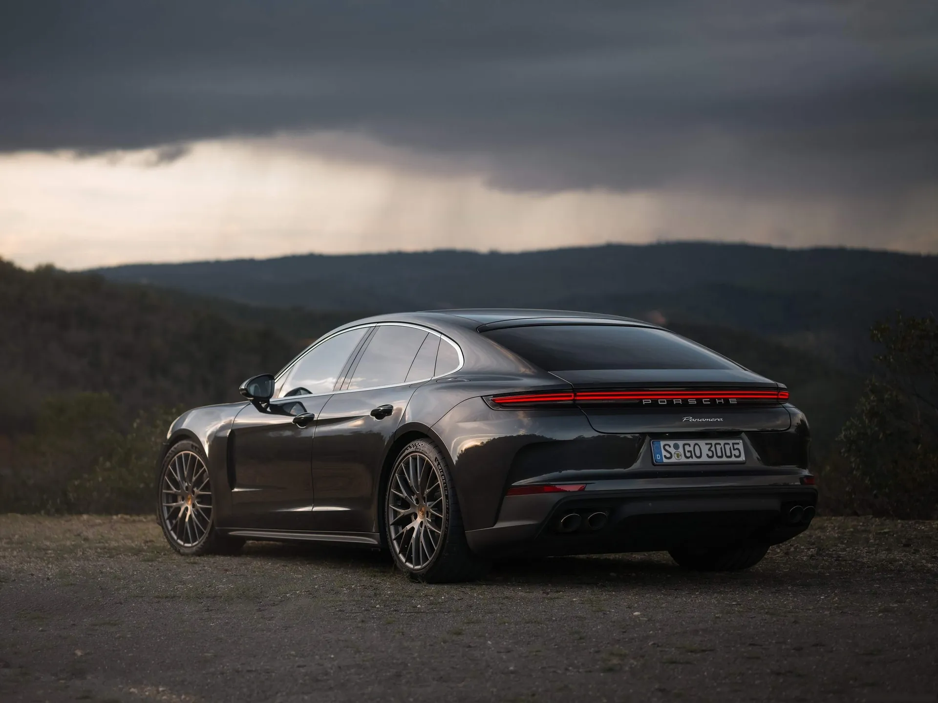 Porsche Panamera (2024) – zadní tříčtvrteční pohled