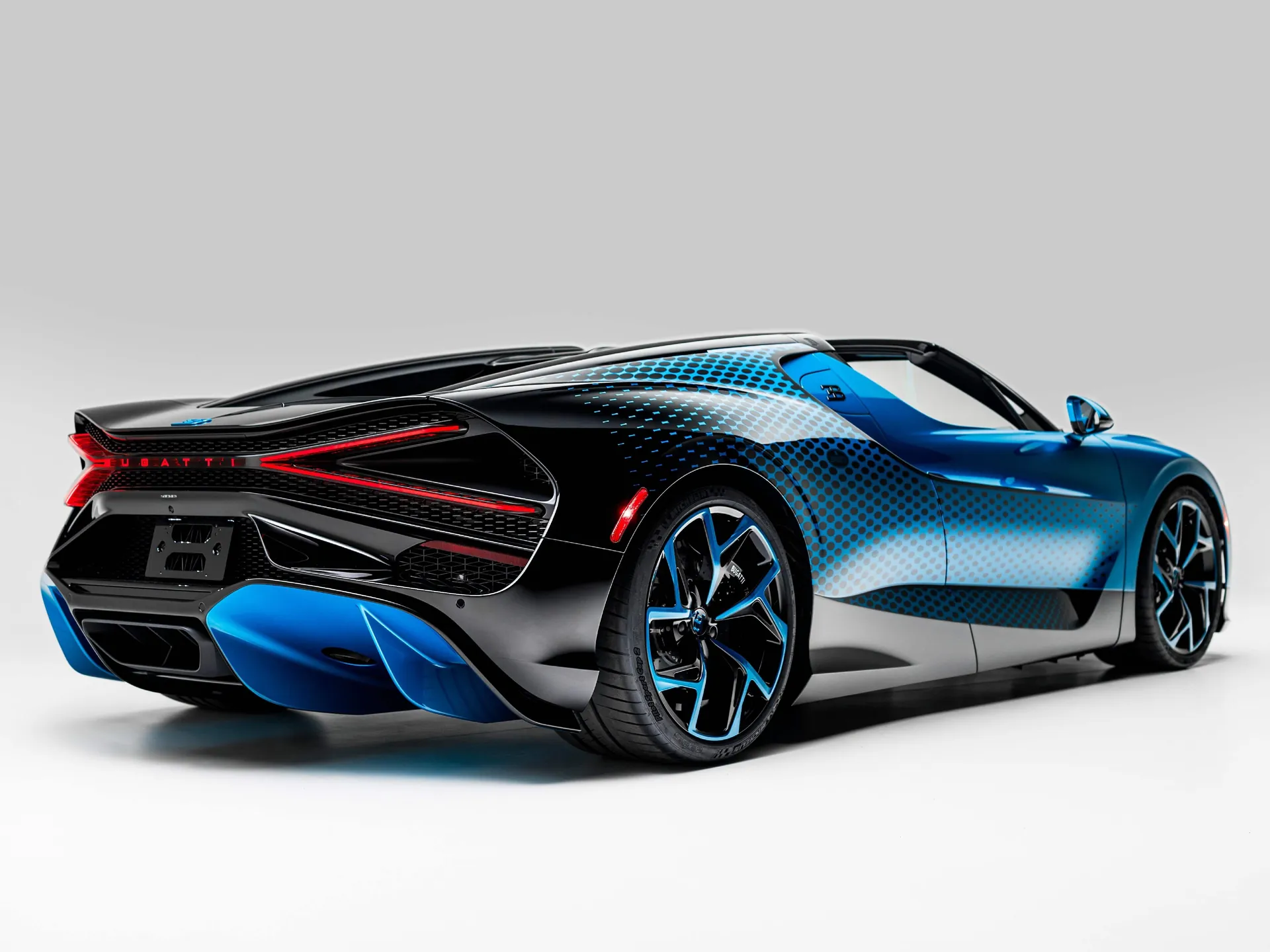 Bugatti W16 Mistral Fly Bug (2026) – zadní tříčtvrteční pohled