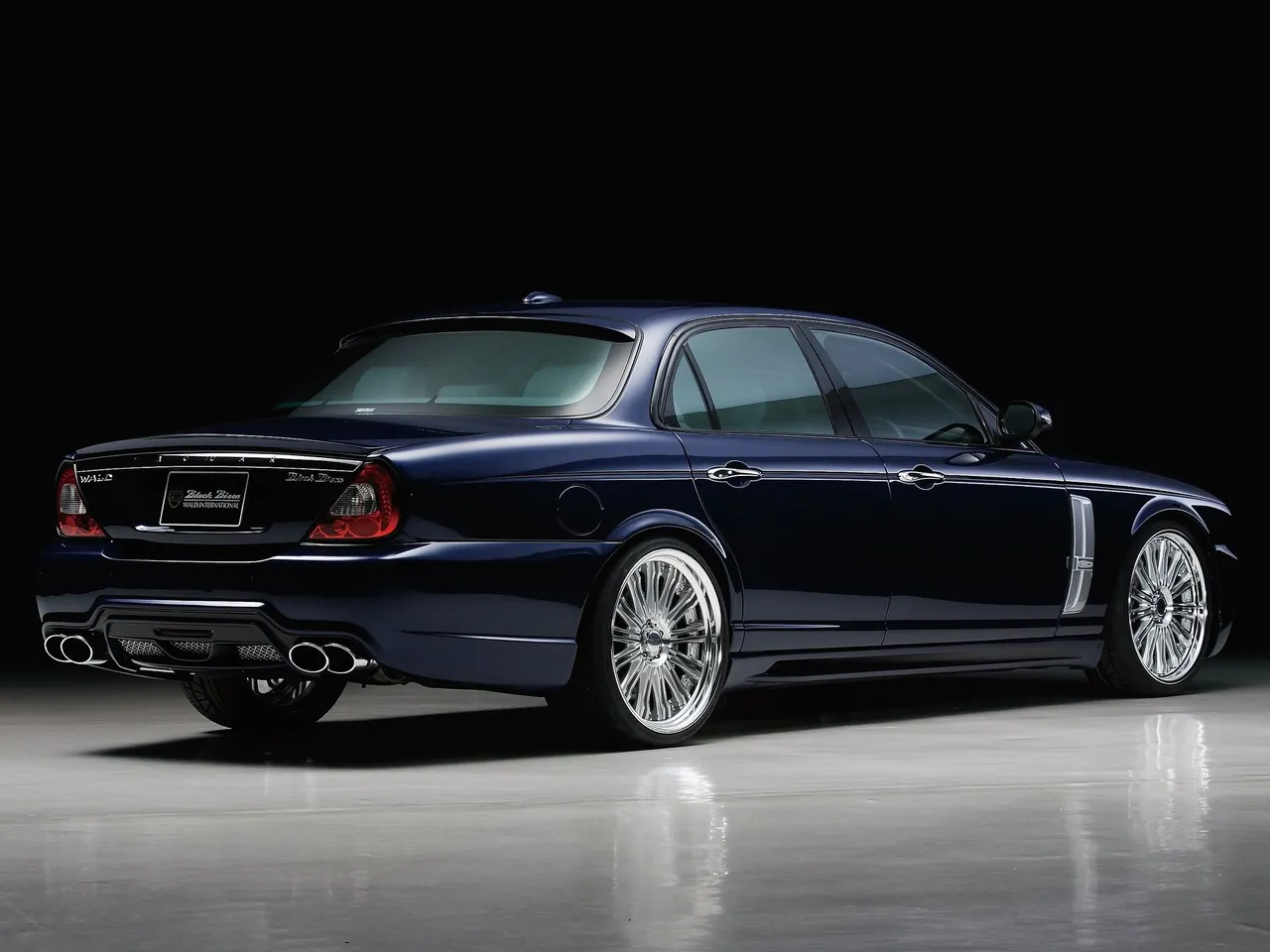 Wald Jaguar XJ X350 (2007) – zadní tříčtvrteční pohled