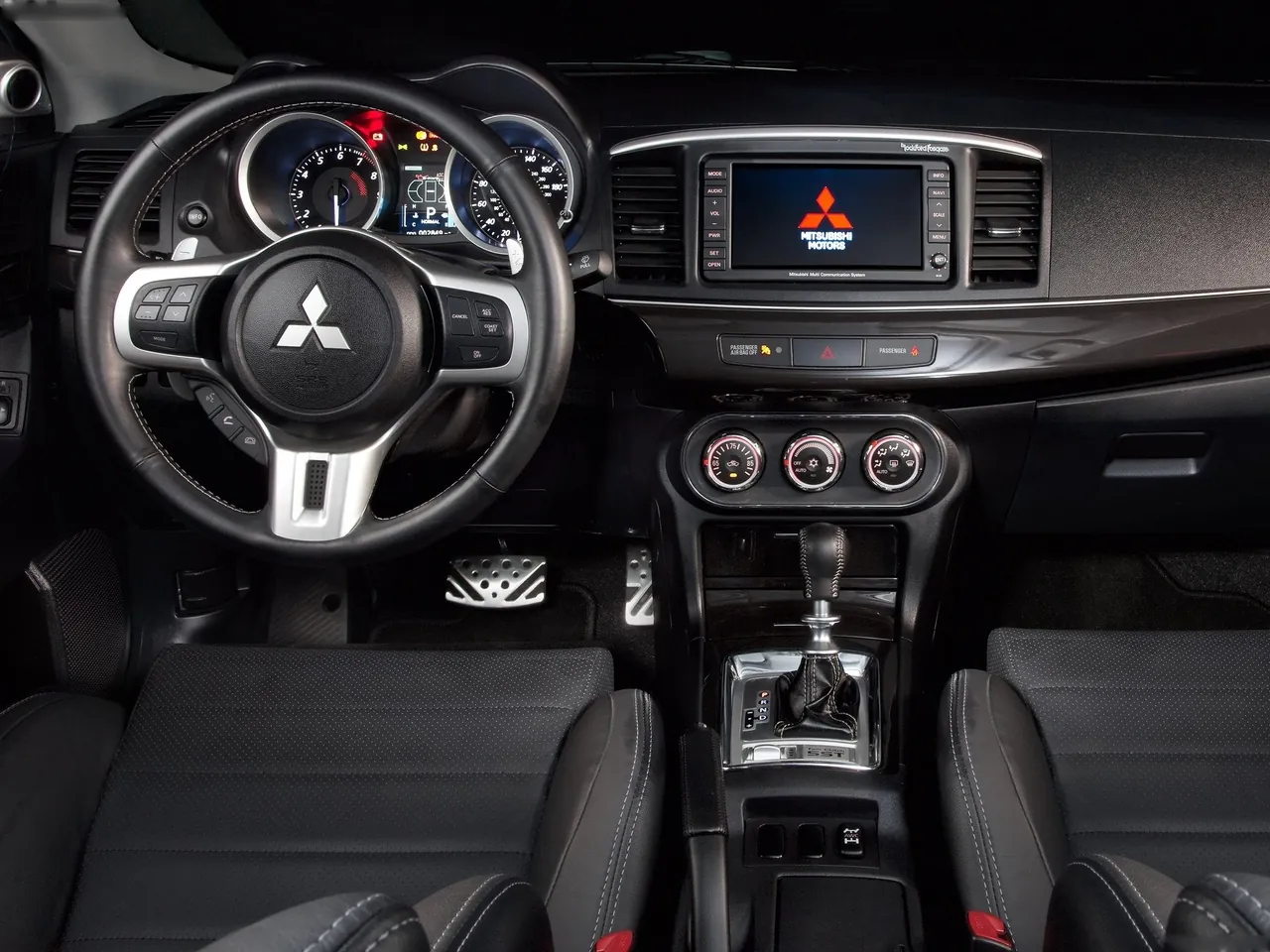 Mitsubishi Lancer Evolution MR (2011) – interiér