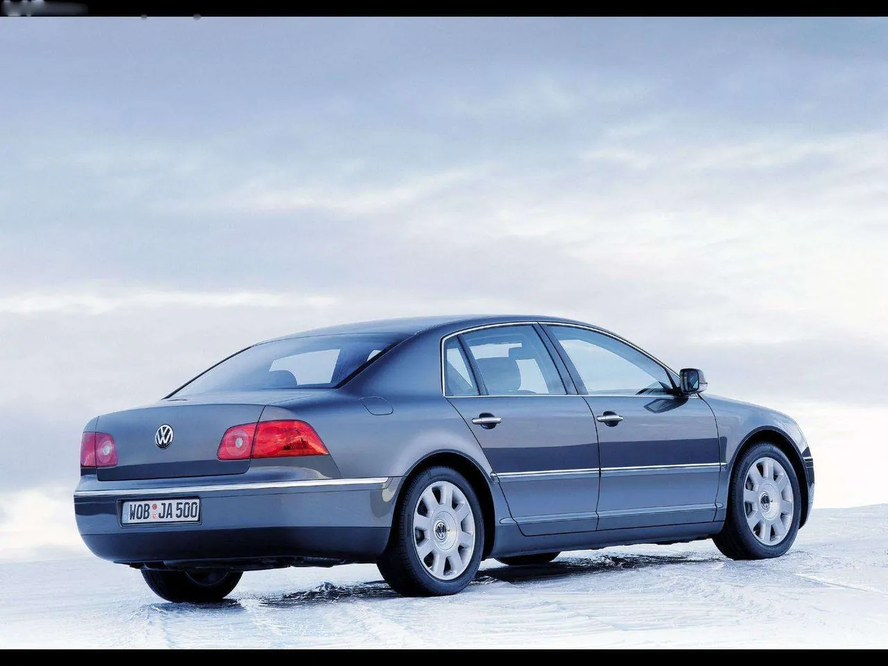 Volkswagen Phaeton (2002) - Rear Three-Quarter
