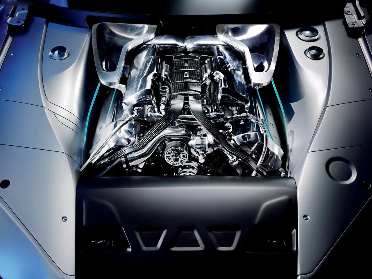 Jaguar C-XF Concept (2007) – motorový prostor
