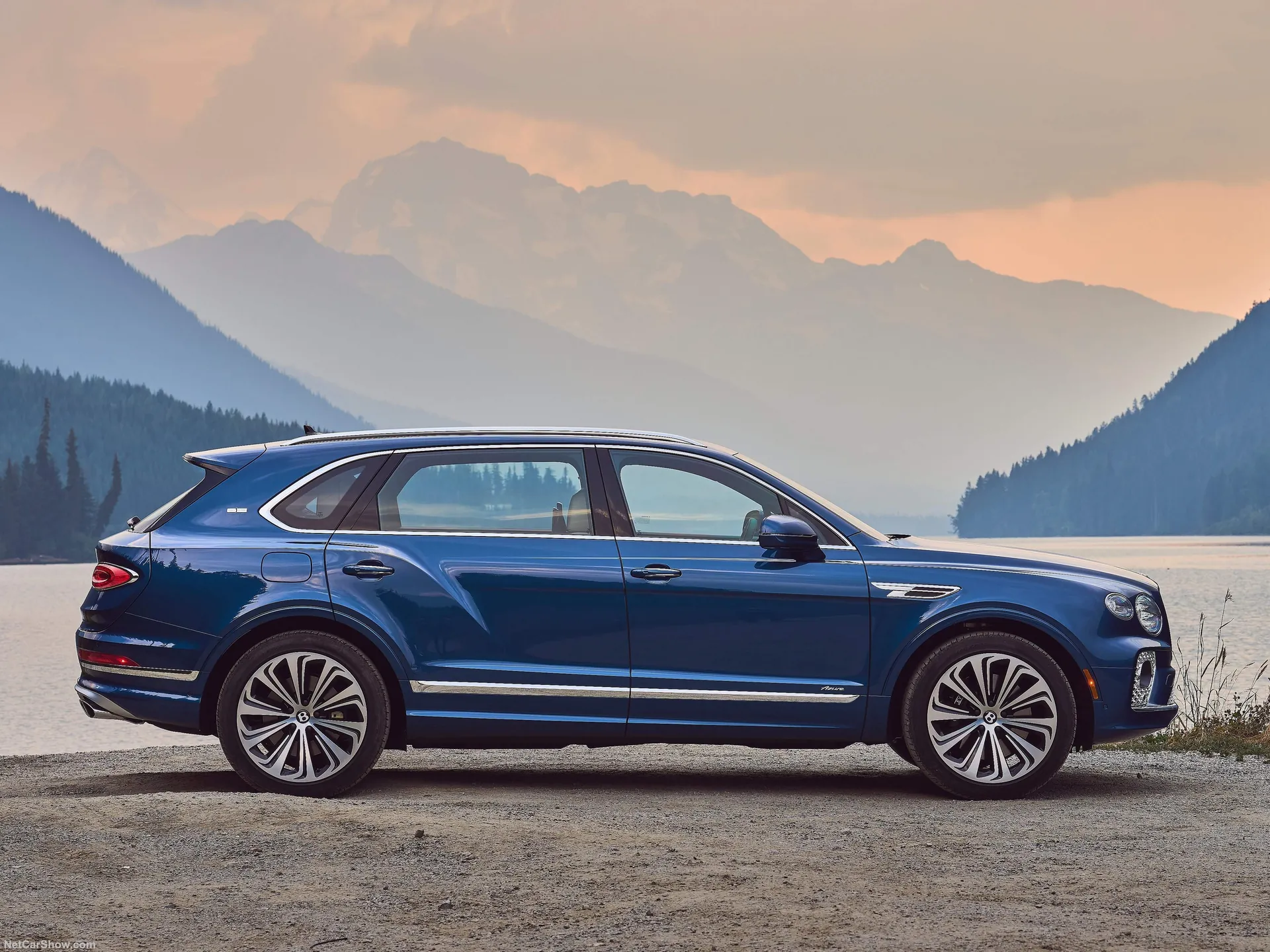 Bentley Bentayga EWB (2023) – boční profil