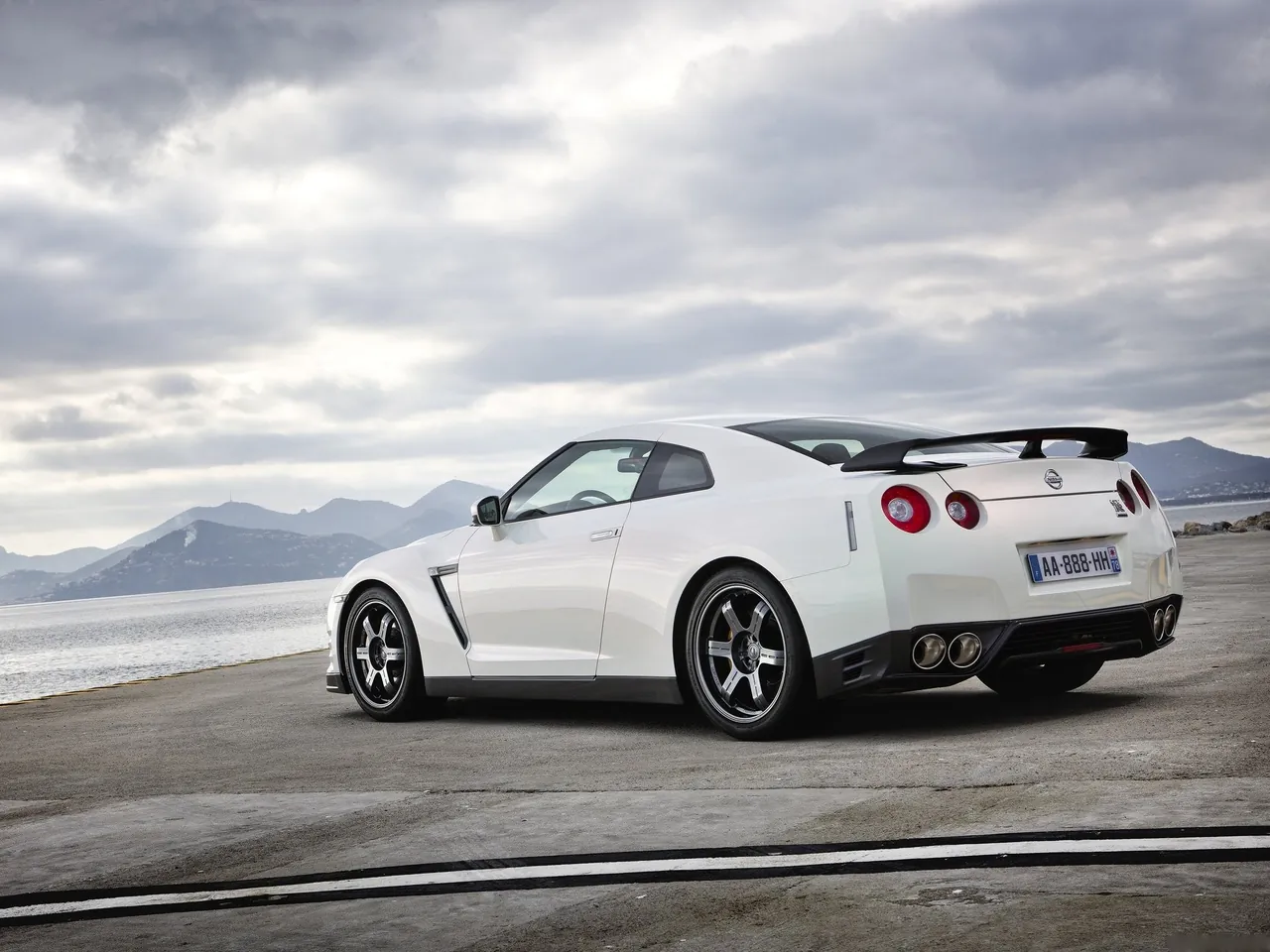 Nissan GT-R Egoist (2011) – zadní tříčtvrteční pohled