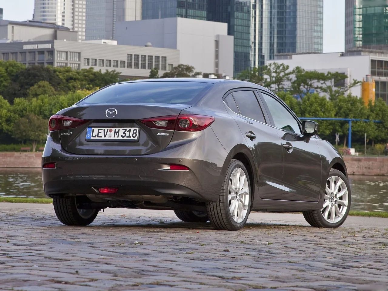 Mazda 3 Sedan (2014) – zadní tříčtvrteční pohled