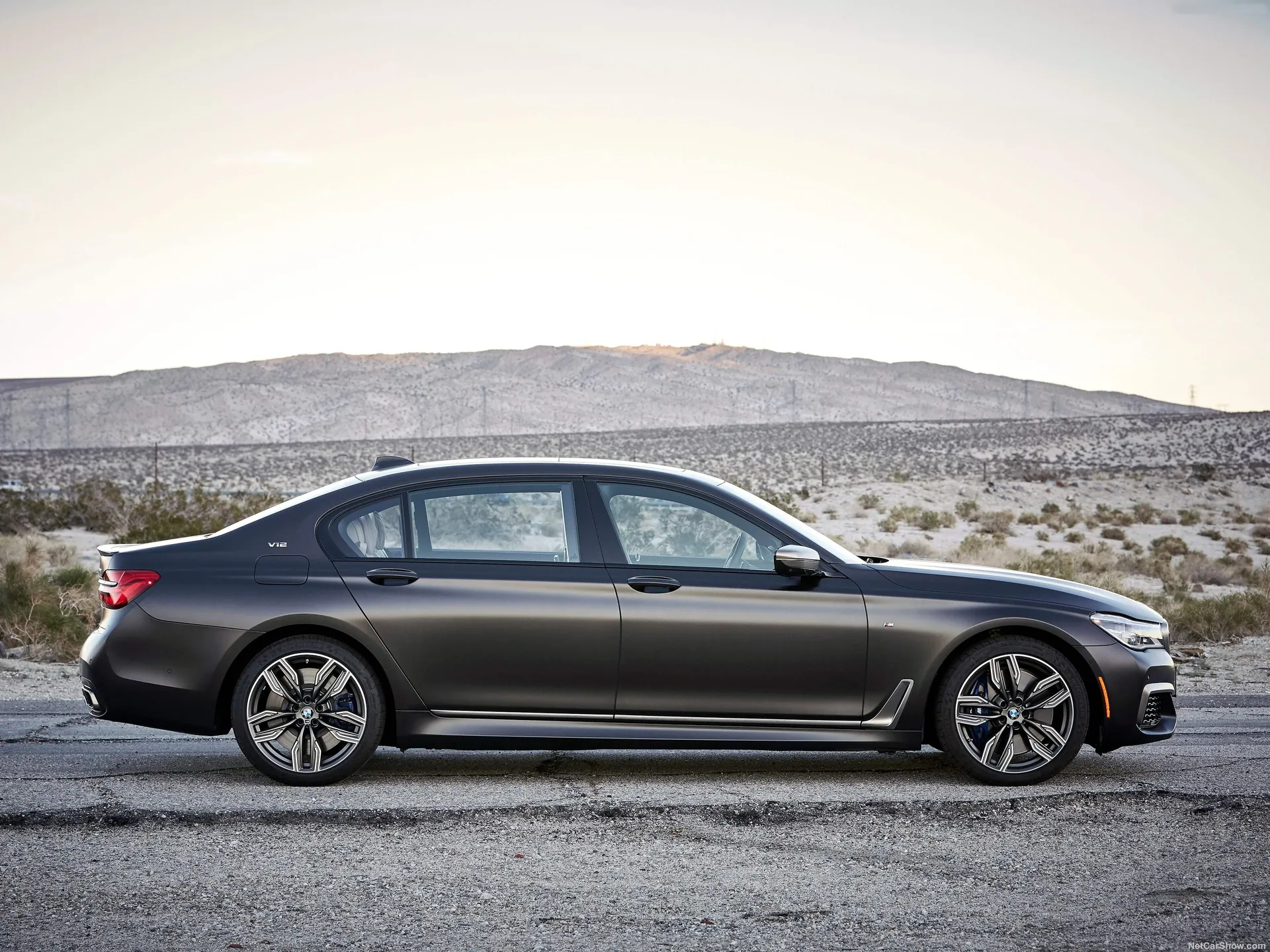 BMW M760Li xDrive (2017) – boční profil