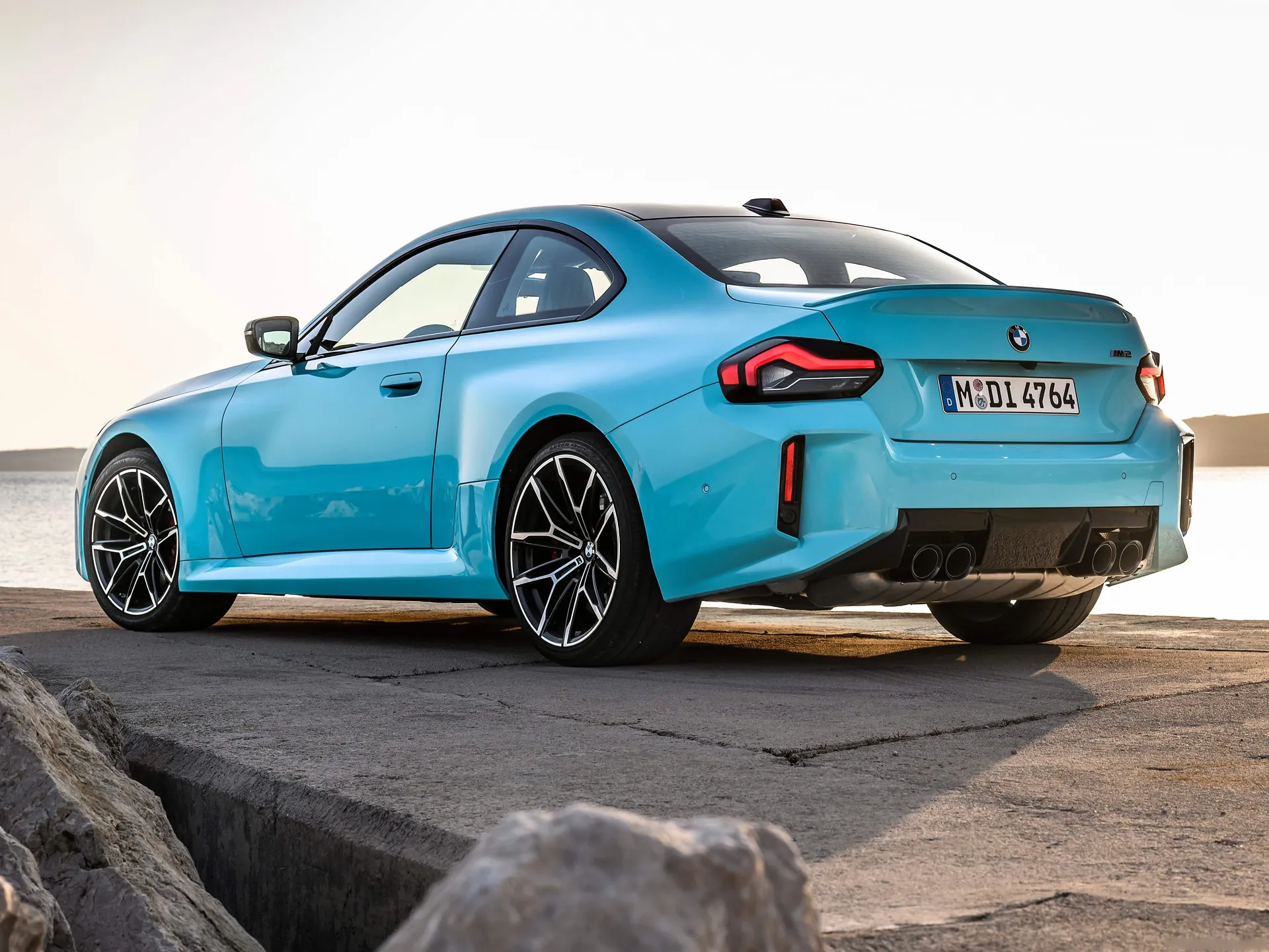BMW M2 with M xDrive (2027) – zadní tříčtvrteční pohled