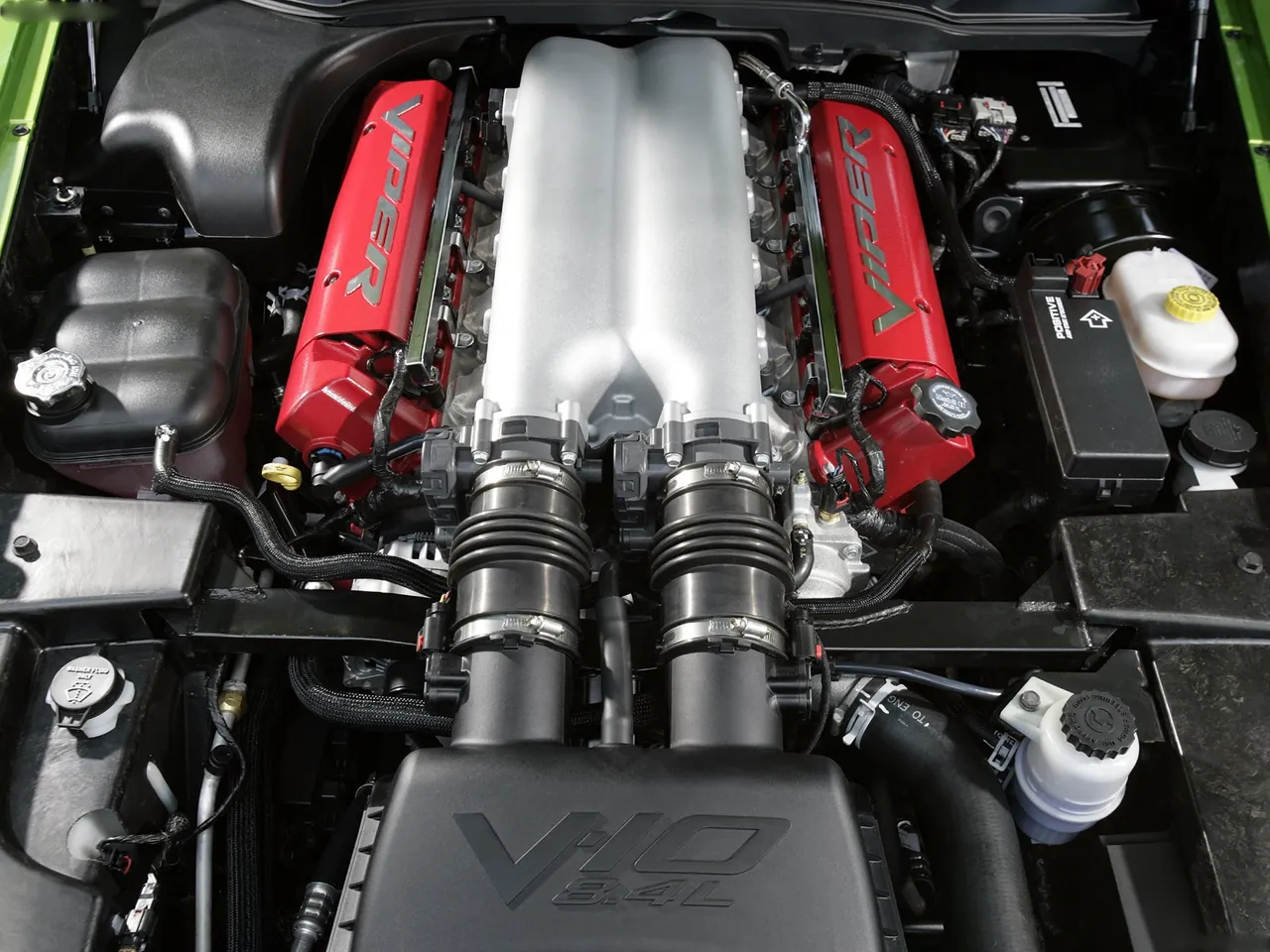 Dodge Viper SRT10 (2008) – motorový prostor