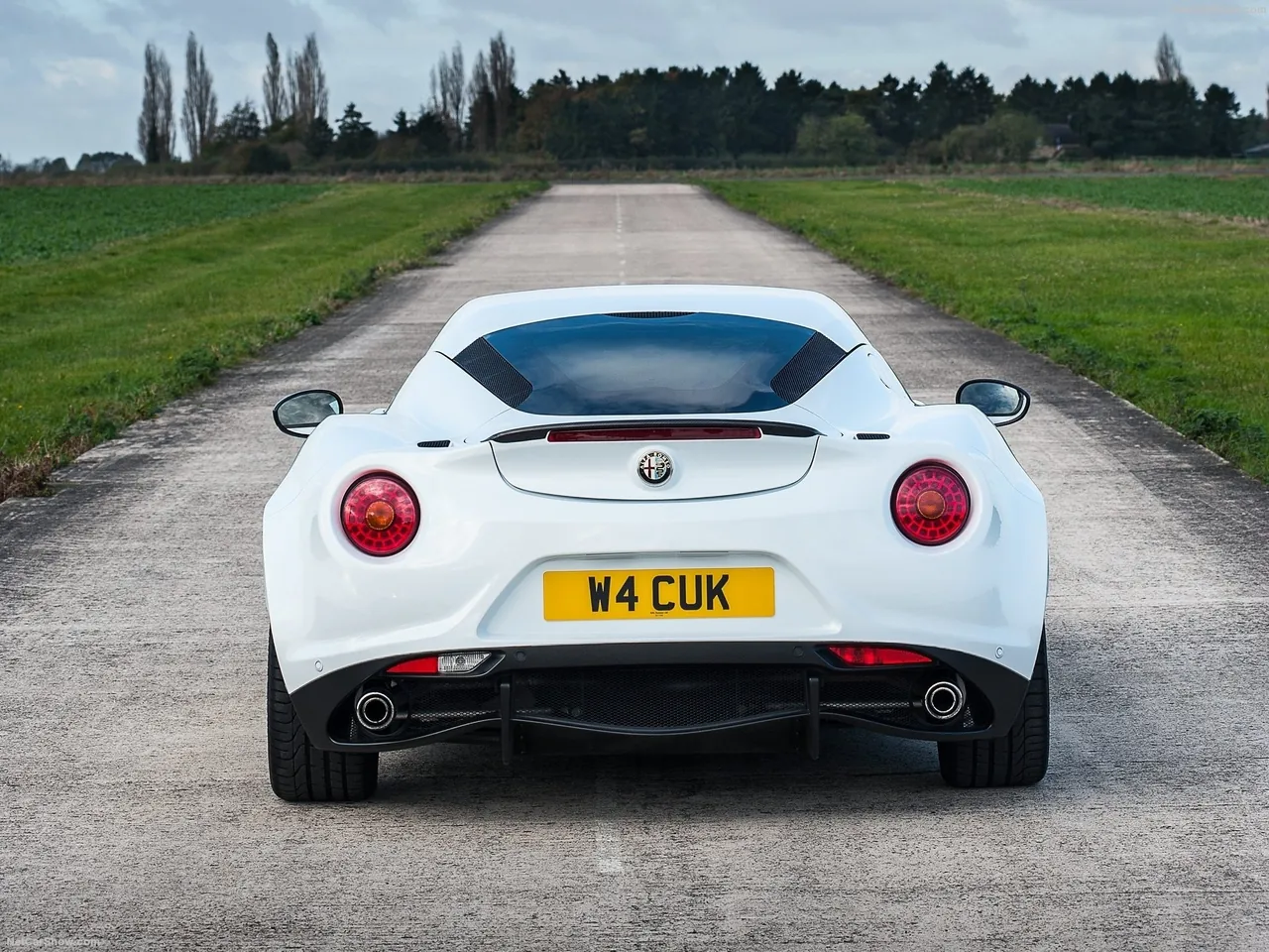 Alfa Romeo 4C [UK] (2014) – zezadu