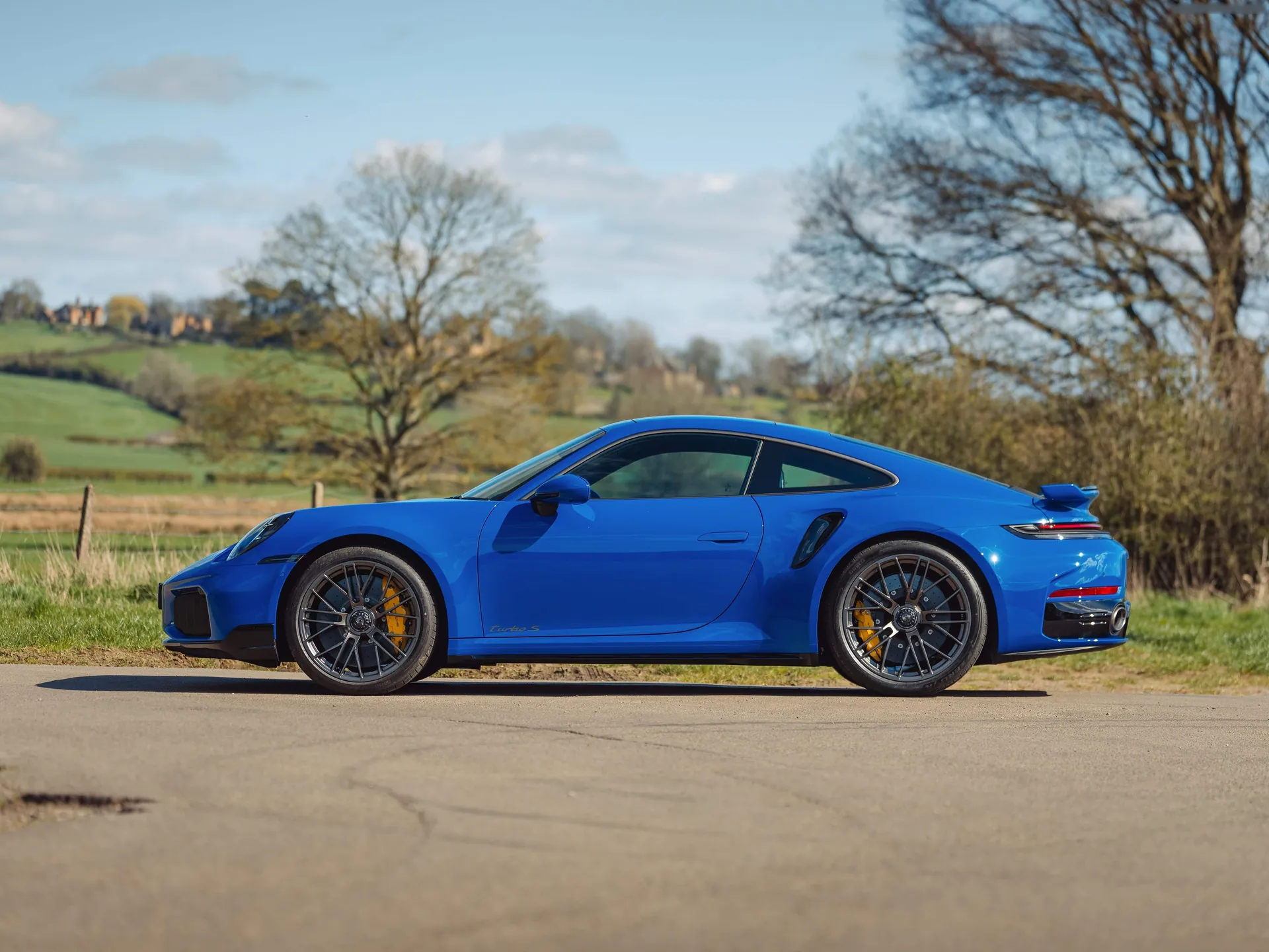 Porsche 911 Turbo S [UK] (2026) – boční profil