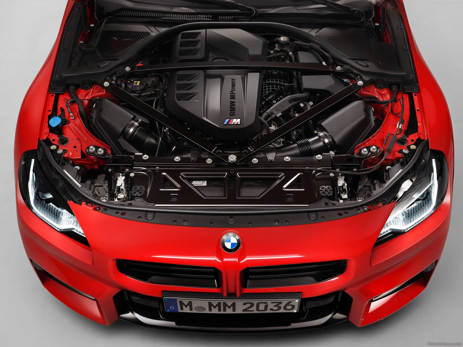 BMW M2 (2023) – motorový prostor
