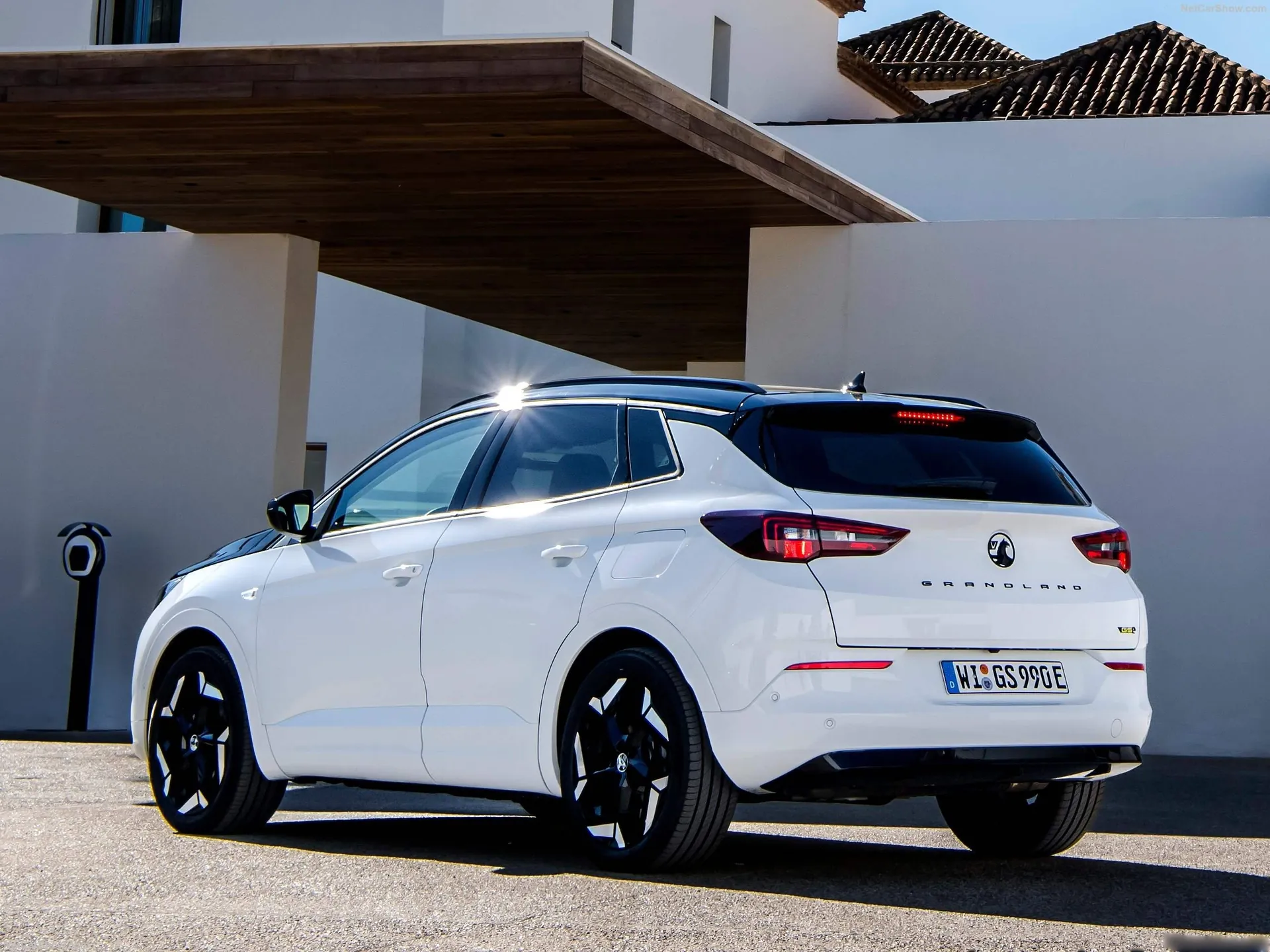 Vauxhall Grandland GSe (2023) – zadní tříčtvrteční pohled