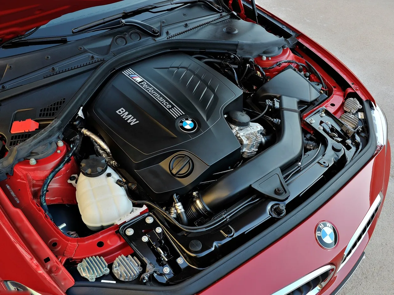 BMW M235i Coupe (2014) – motorový prostor