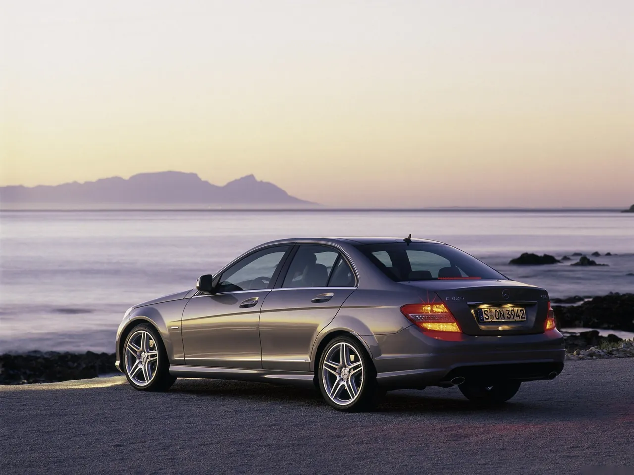 Mercedes-Benz C-Class (2008) – zadní tříčtvrteční pohled