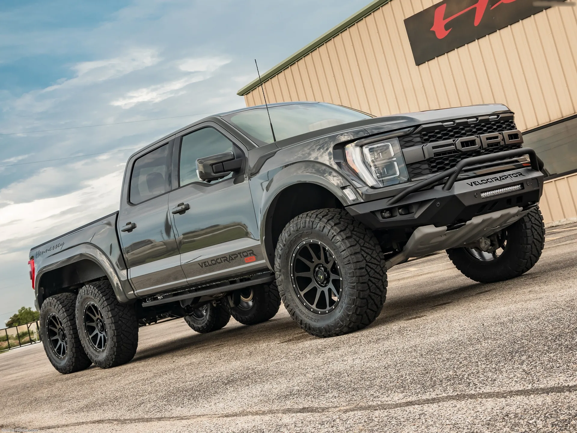 Hennessey VelociRaptor 6x6 (2022)