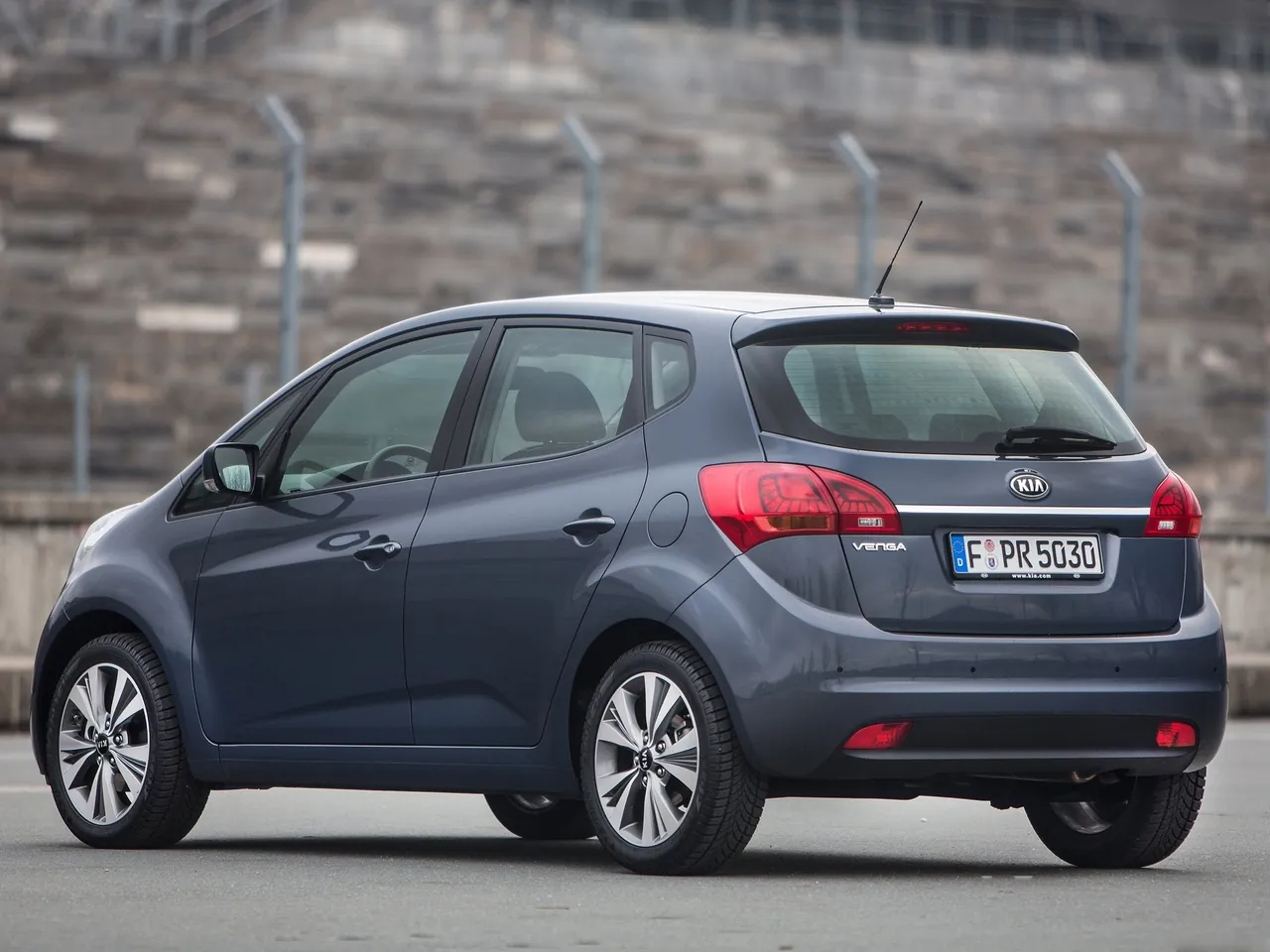 Kia Venga (2015) – zadní tříčtvrteční pohled