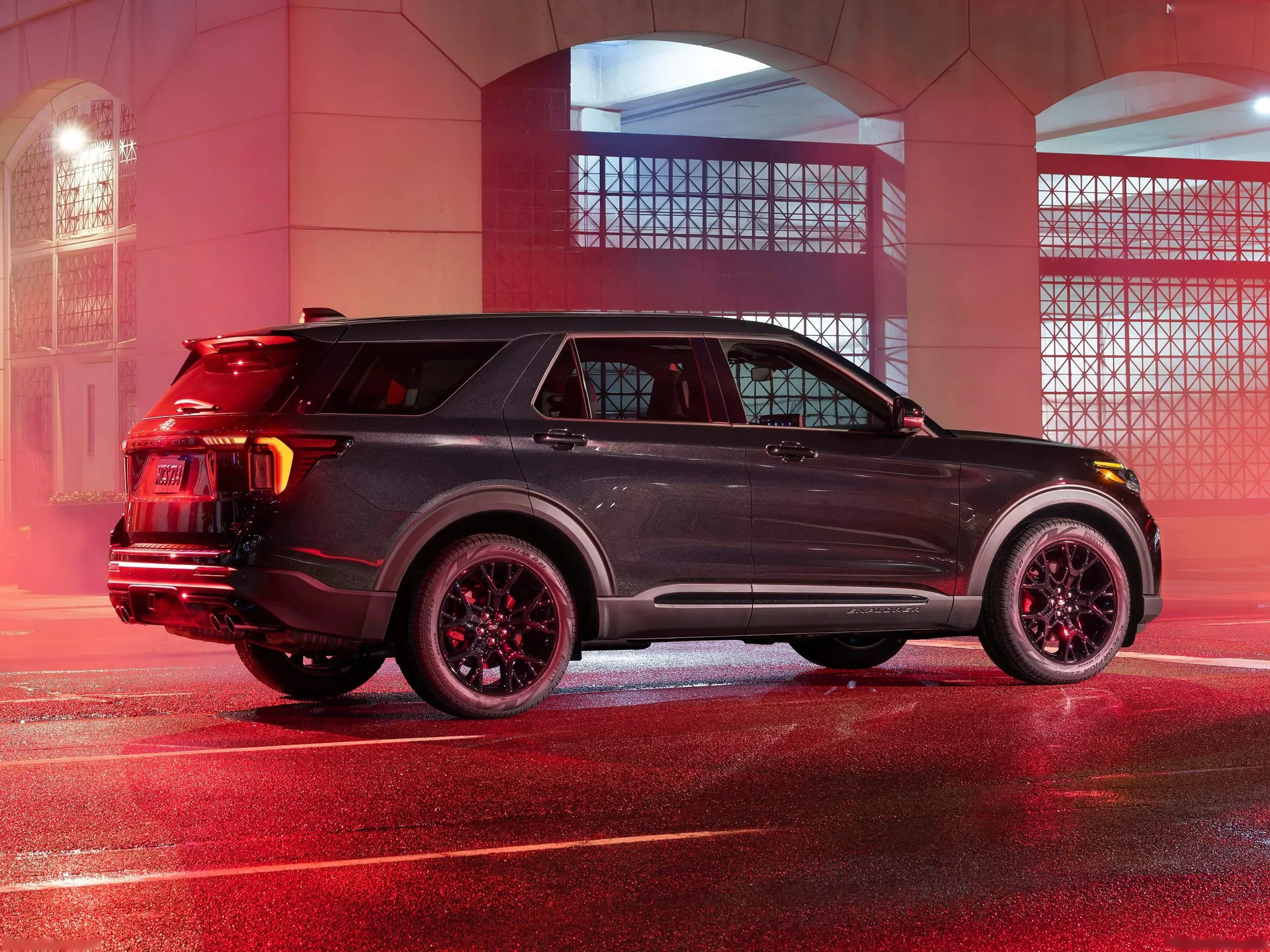 Ford Explorer ST Sinister Package (2027) – zadní tříčtvrteční pohled