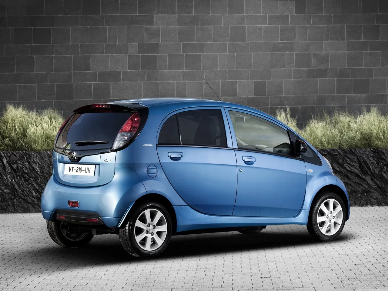 Peugeot iOn (2011) – zadní tříčtvrteční pohled