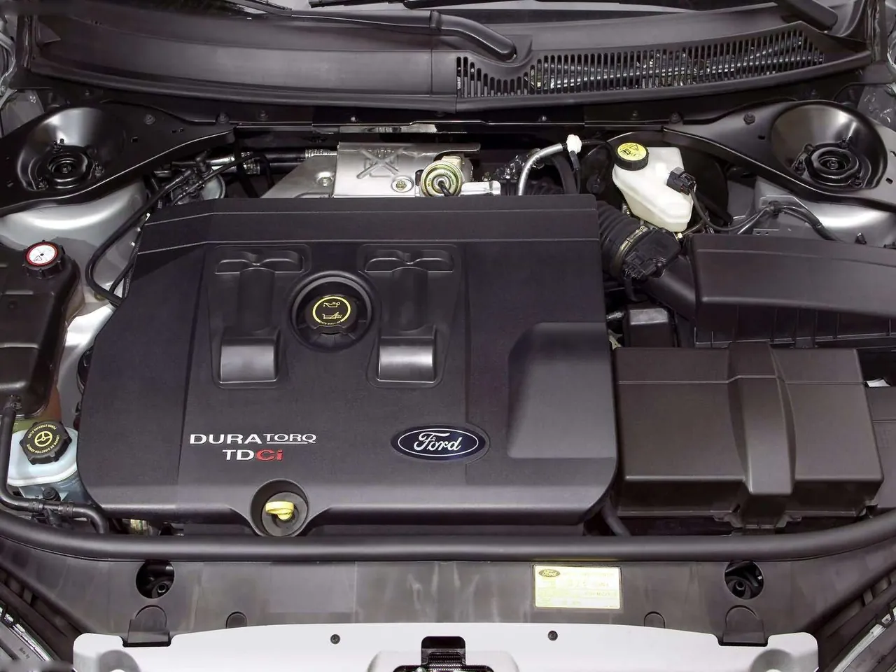 Ford Mondeo Titanium TDCi (2004) – motorový prostor