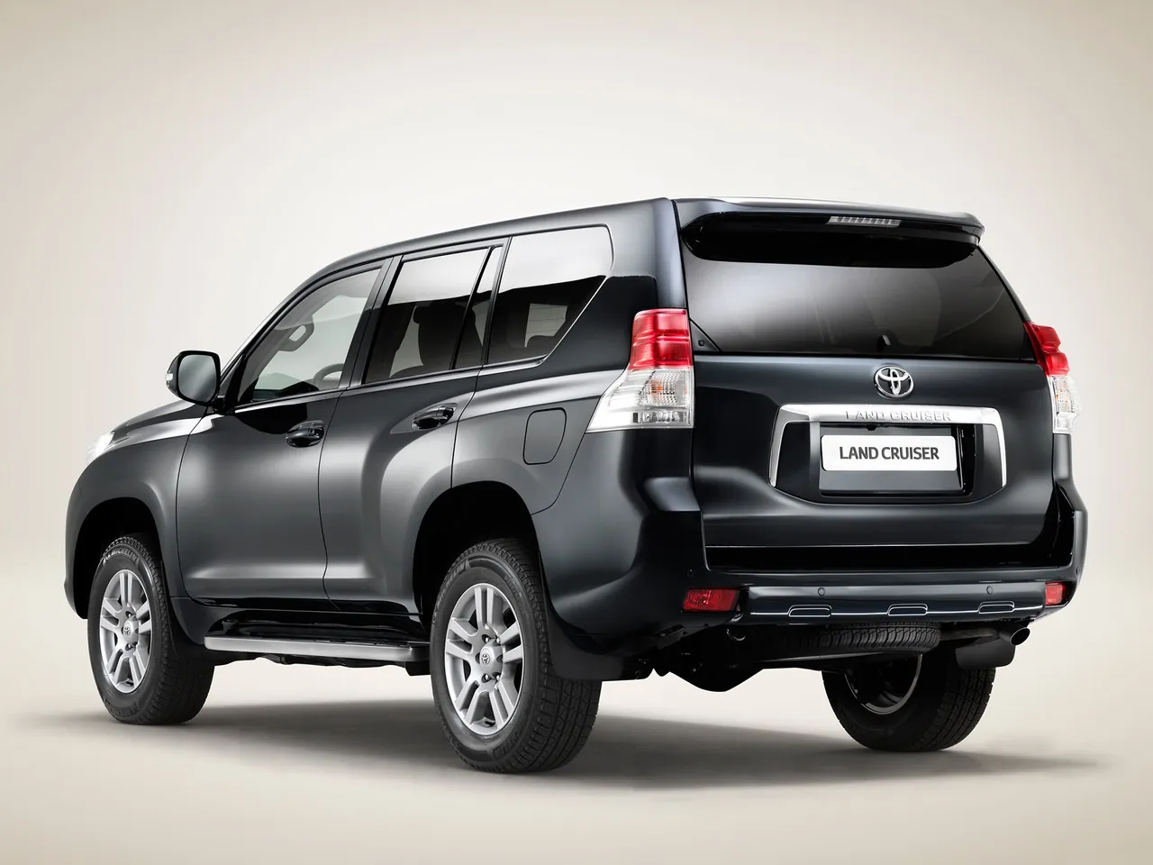 Toyota Land Cruiser (2010) – zadní tříčtvrteční pohled