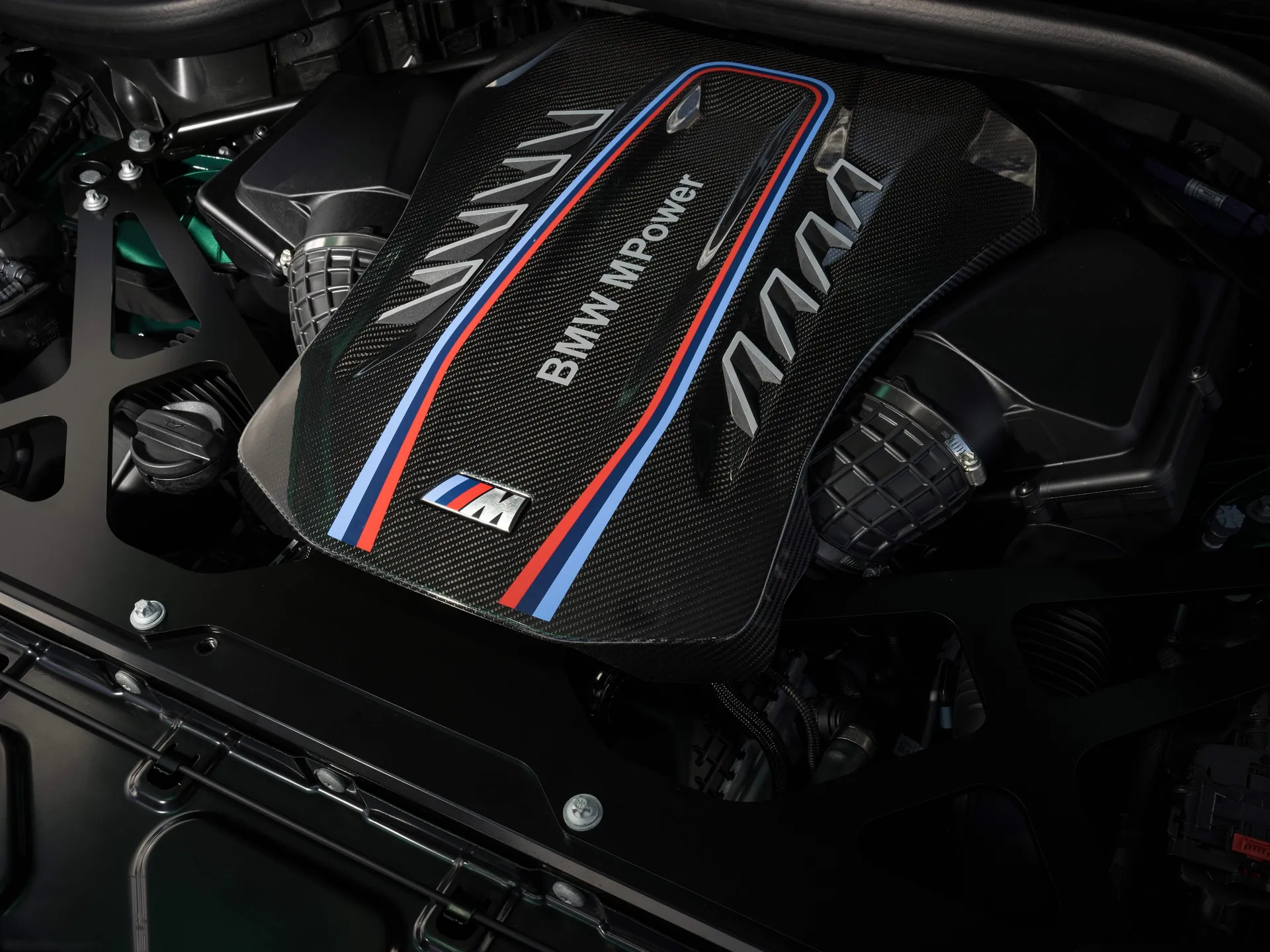 BMW X5 M Competition (2024) – motorový prostor