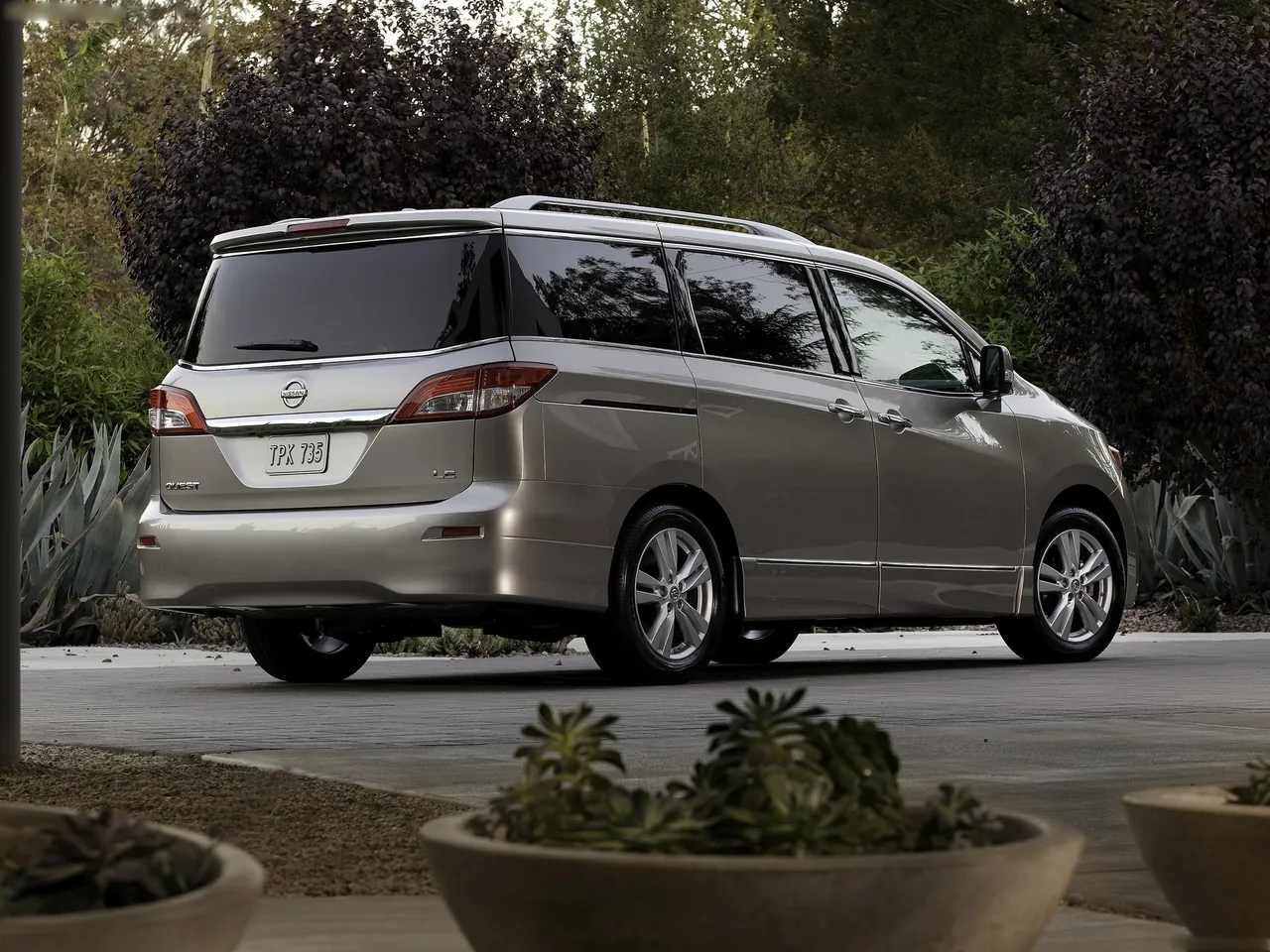 Nissan Quest (2011) – zadní tříčtvrteční pohled