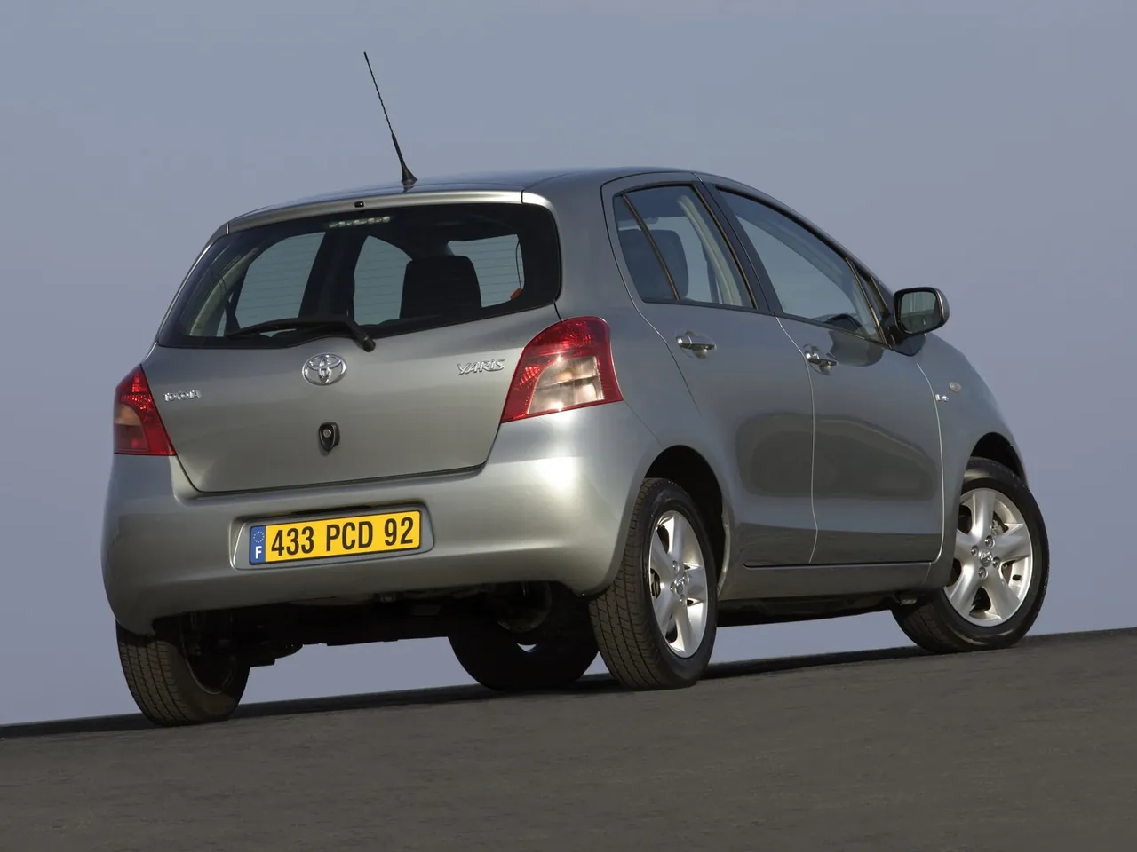 Toyota Yaris (2006) – zadní tříčtvrteční pohled