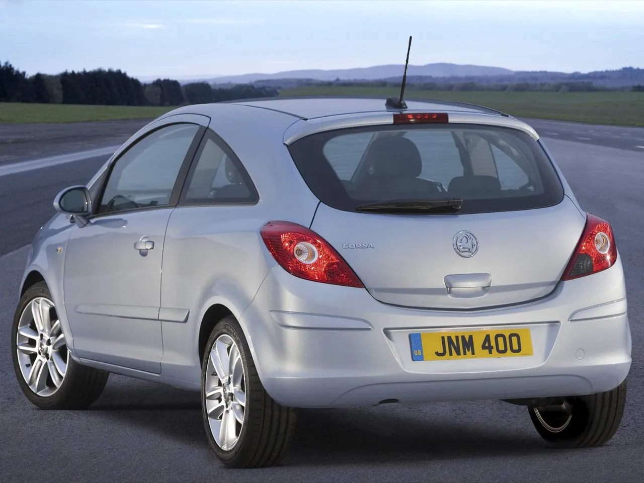 Vauxhall Corsa 3-door (2007) – zadní tříčtvrteční pohled