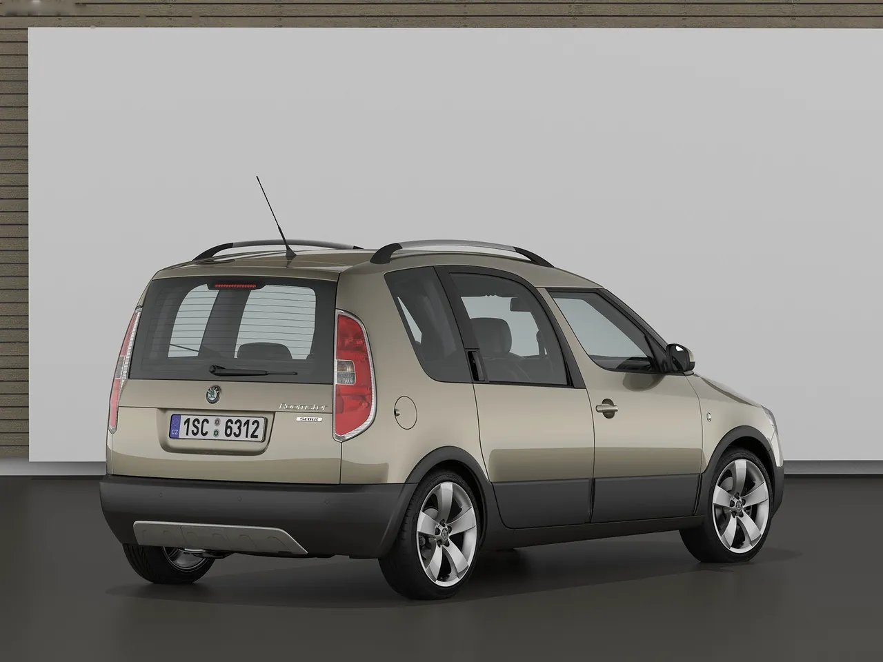 Skoda Roomster Scout (2011) – zadní tříčtvrteční pohled