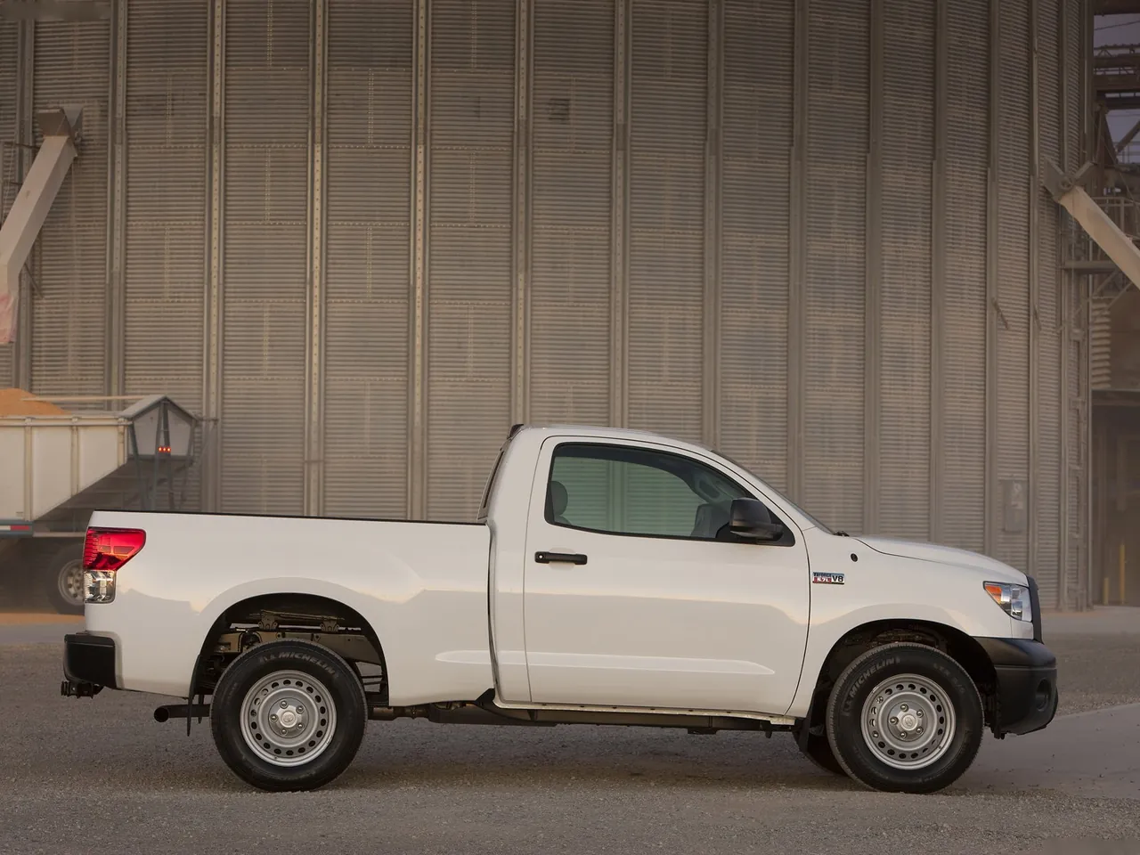 Toyota Tundra Regular Cab (2010) – boční profil