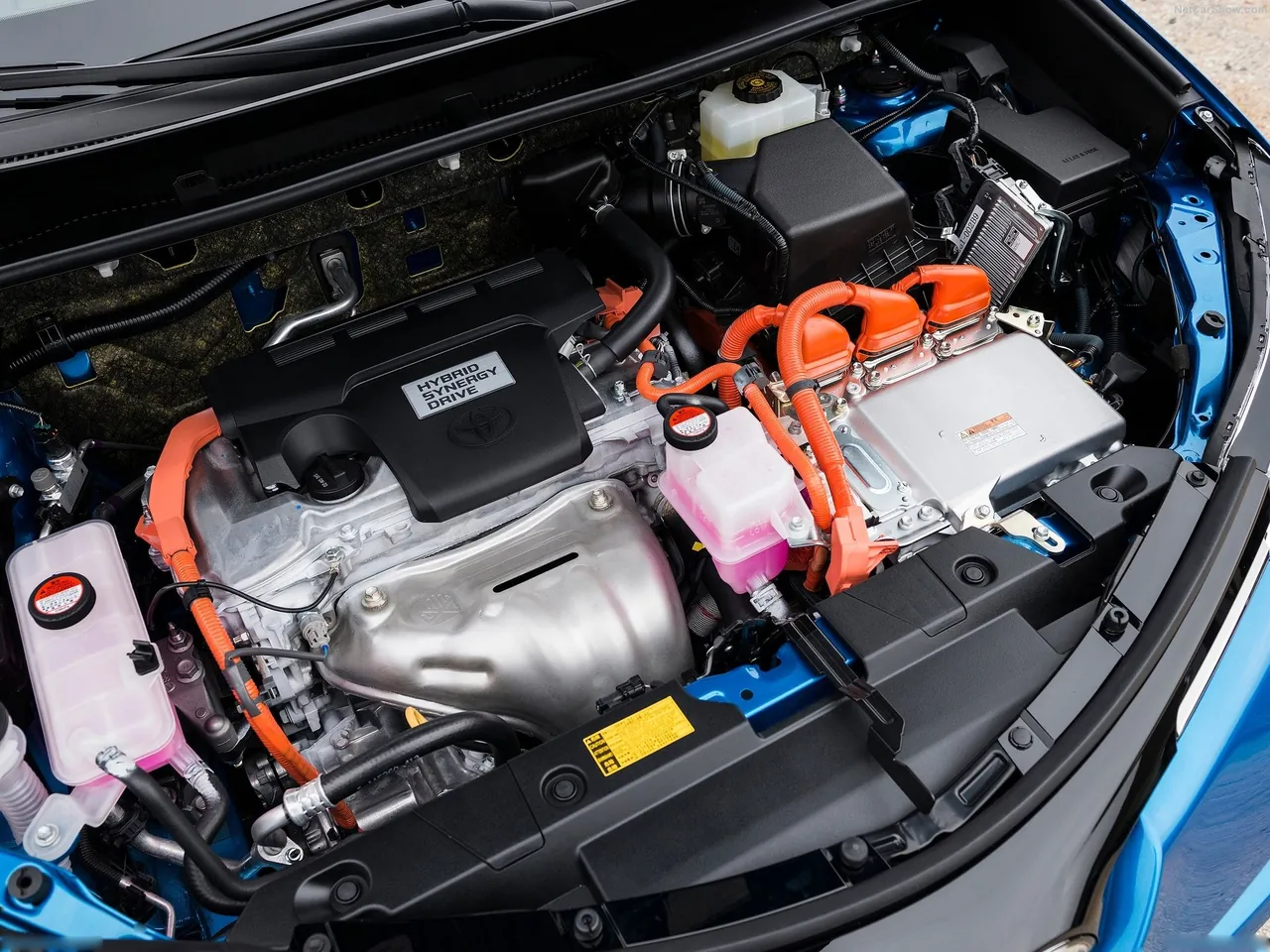 Toyota RAV4 Hybrid (2016) – motorový prostor