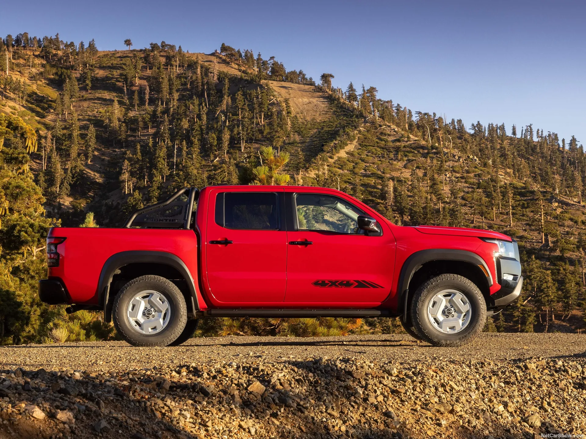 Nissan Frontier Hardbody (2024) – boční profil