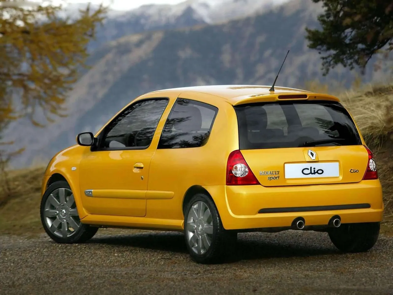 Renault Clio Renault Sport 2.0 16V (2004) – zadní tříčtvrteční pohled