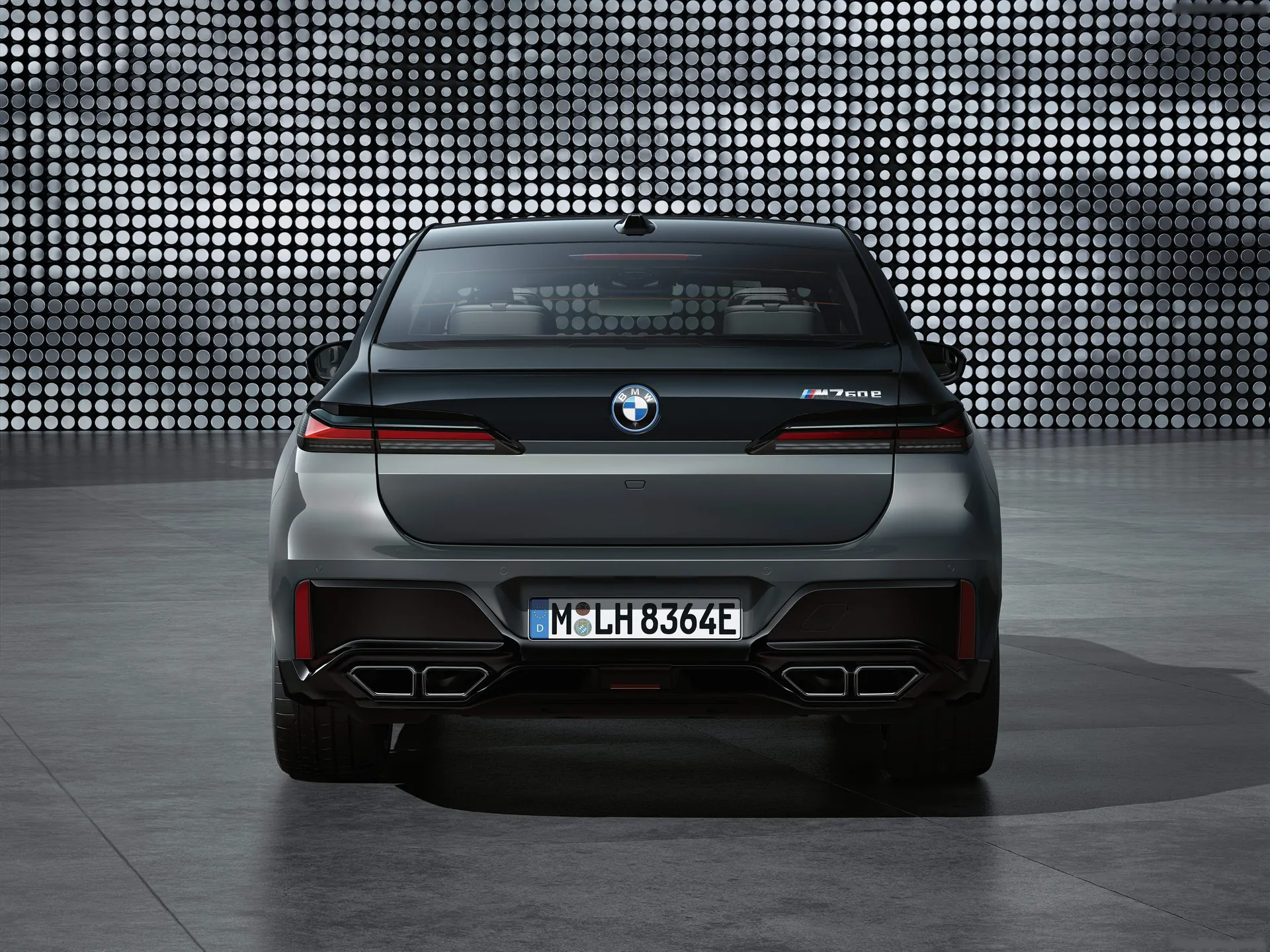 BMW M760e xDrive (2023) – zezadu